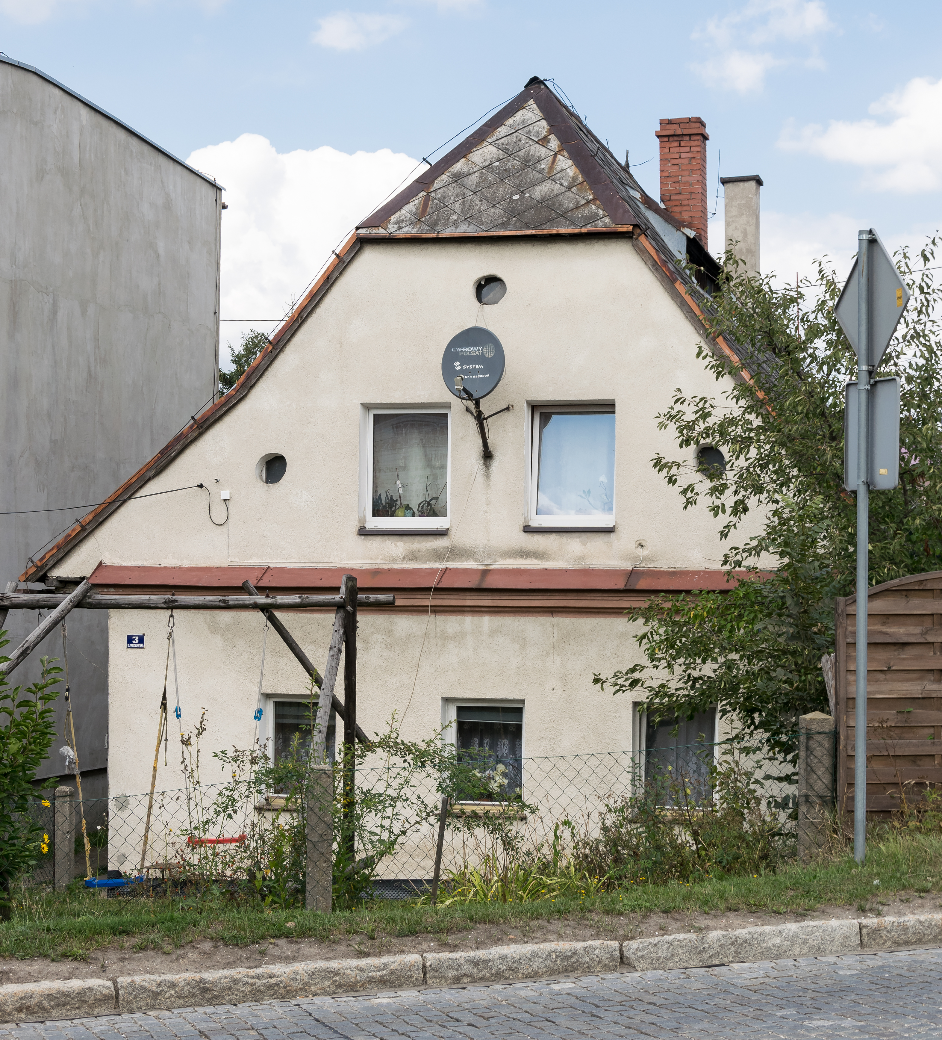 2018 Międzylesie, ul. Warszawska 3 2