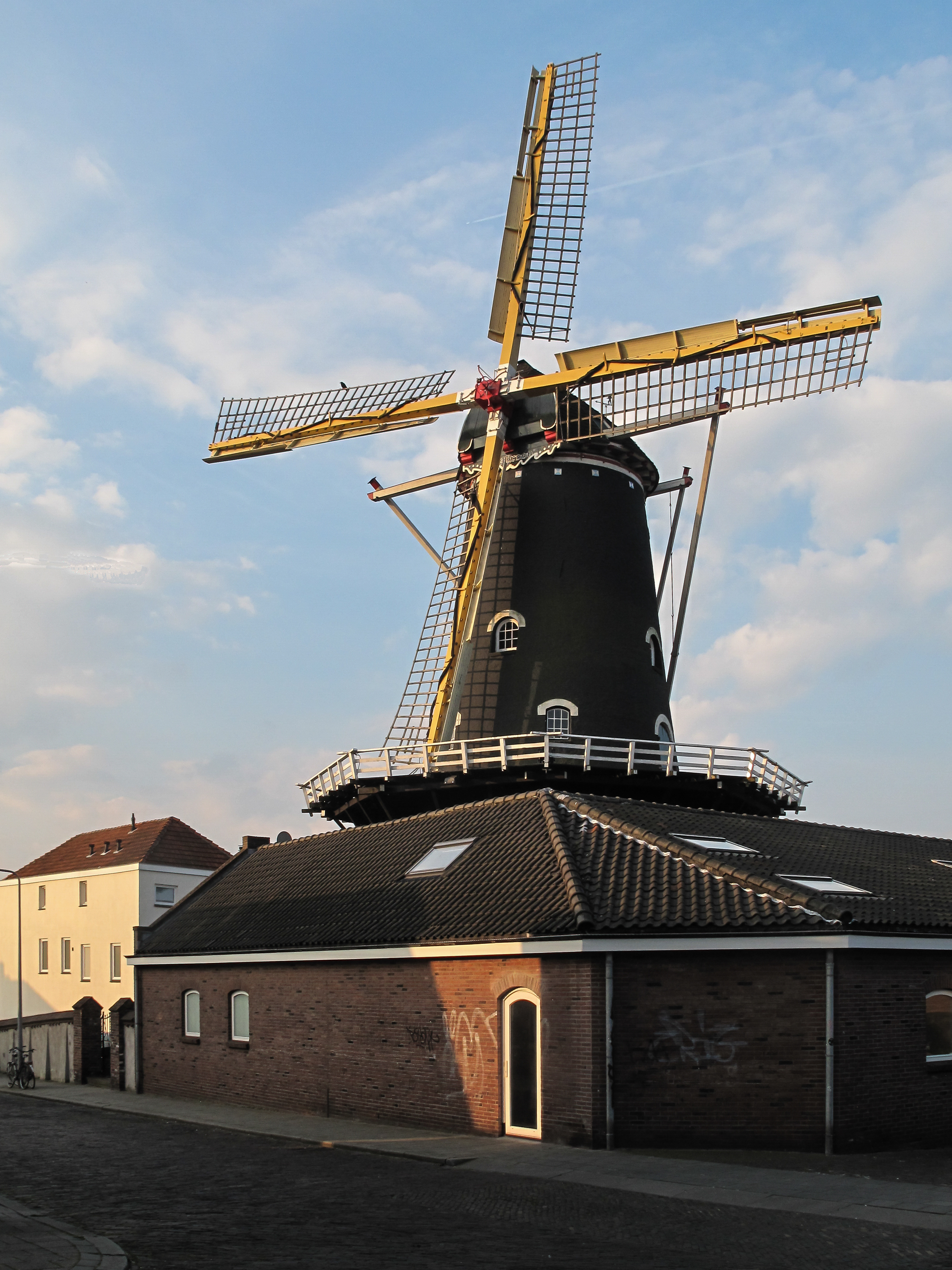 Arnhem-Klarendal, molen de Kroon RM8345 foto2 2014-03-28 07.45