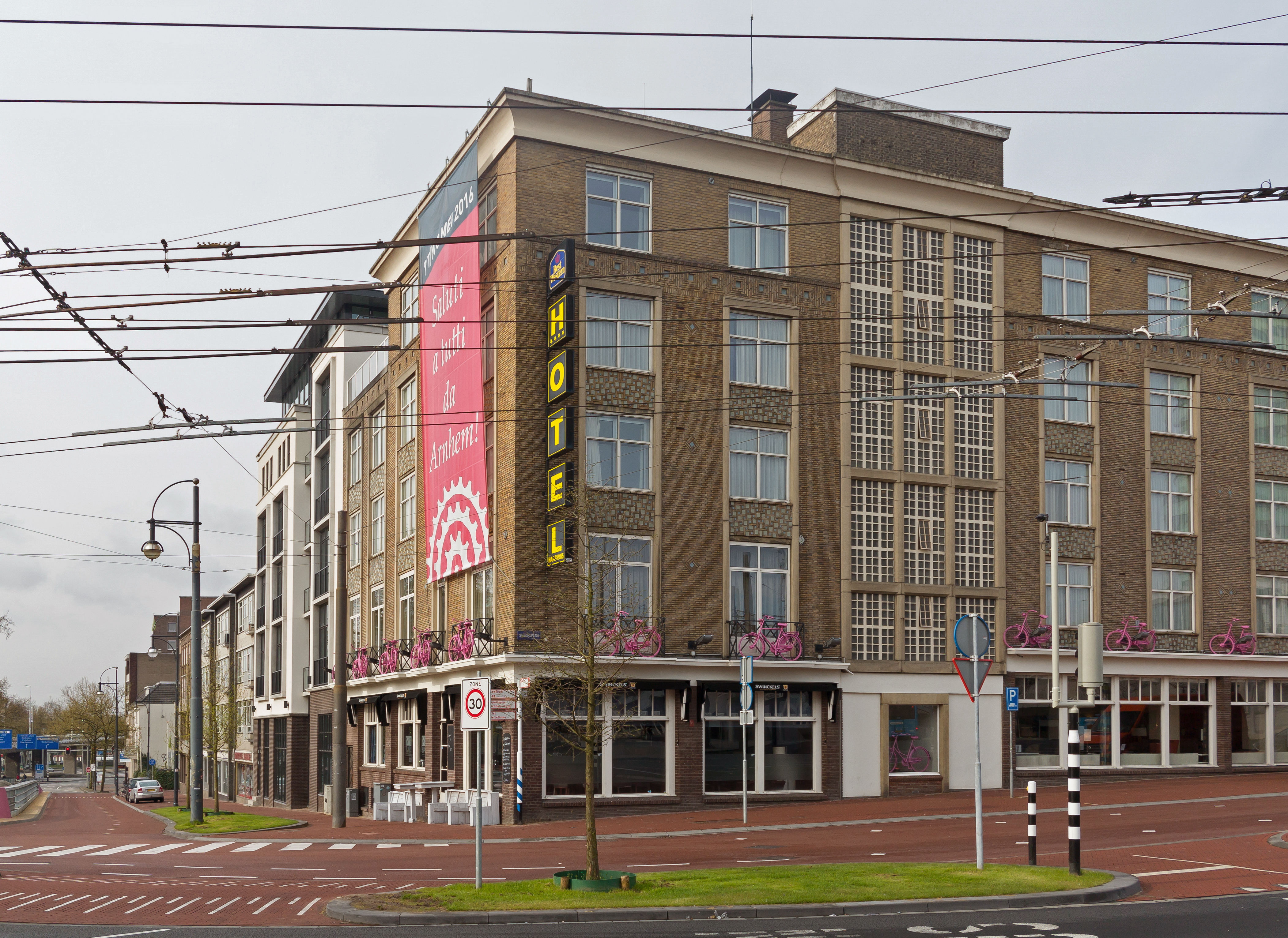 Arnhem, hotel Haarhuis voor Giro d'Italia kant Willemstunnel IMG 9431 2016-04-30 09.13