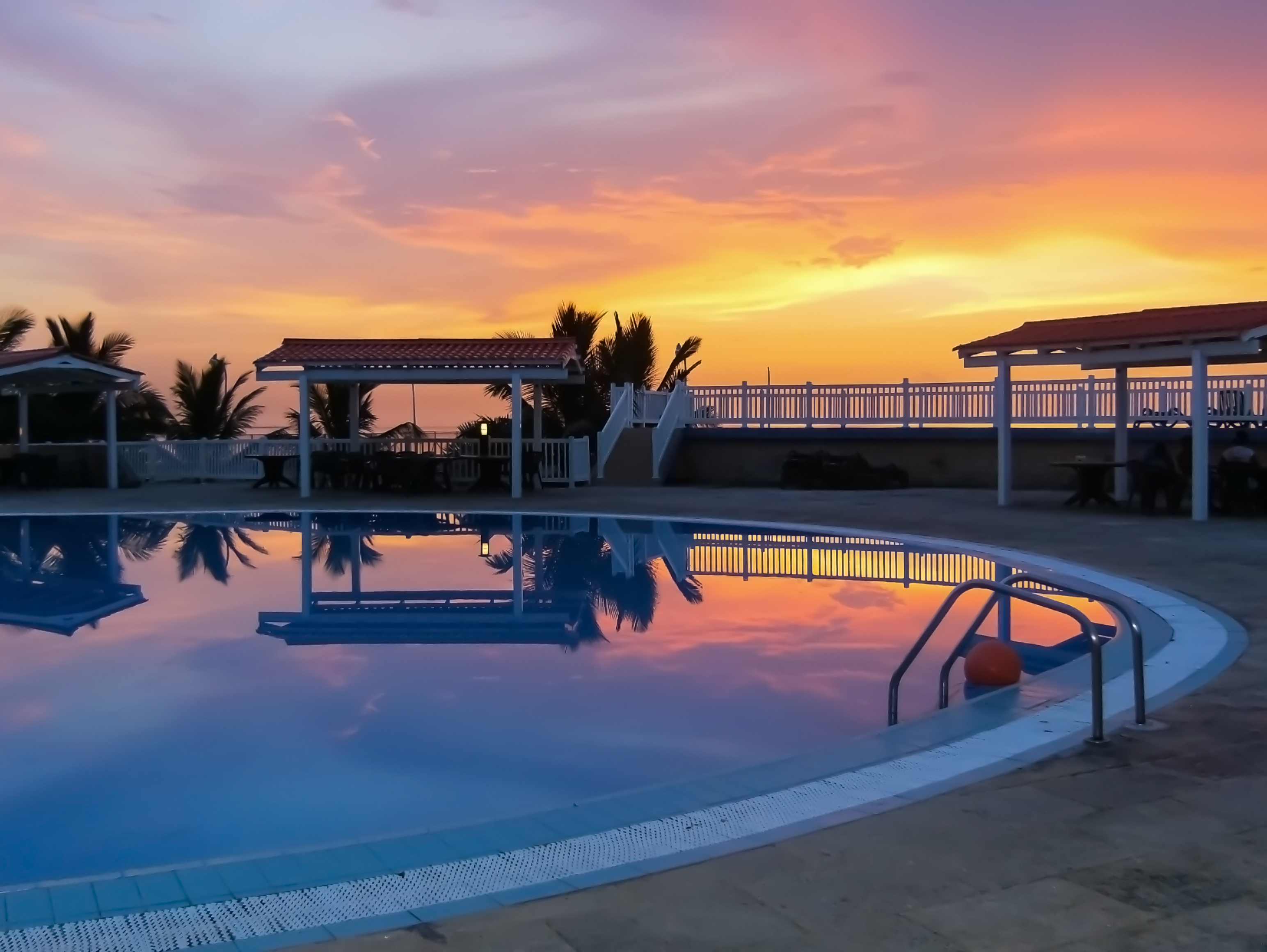 Atardecer en piscina