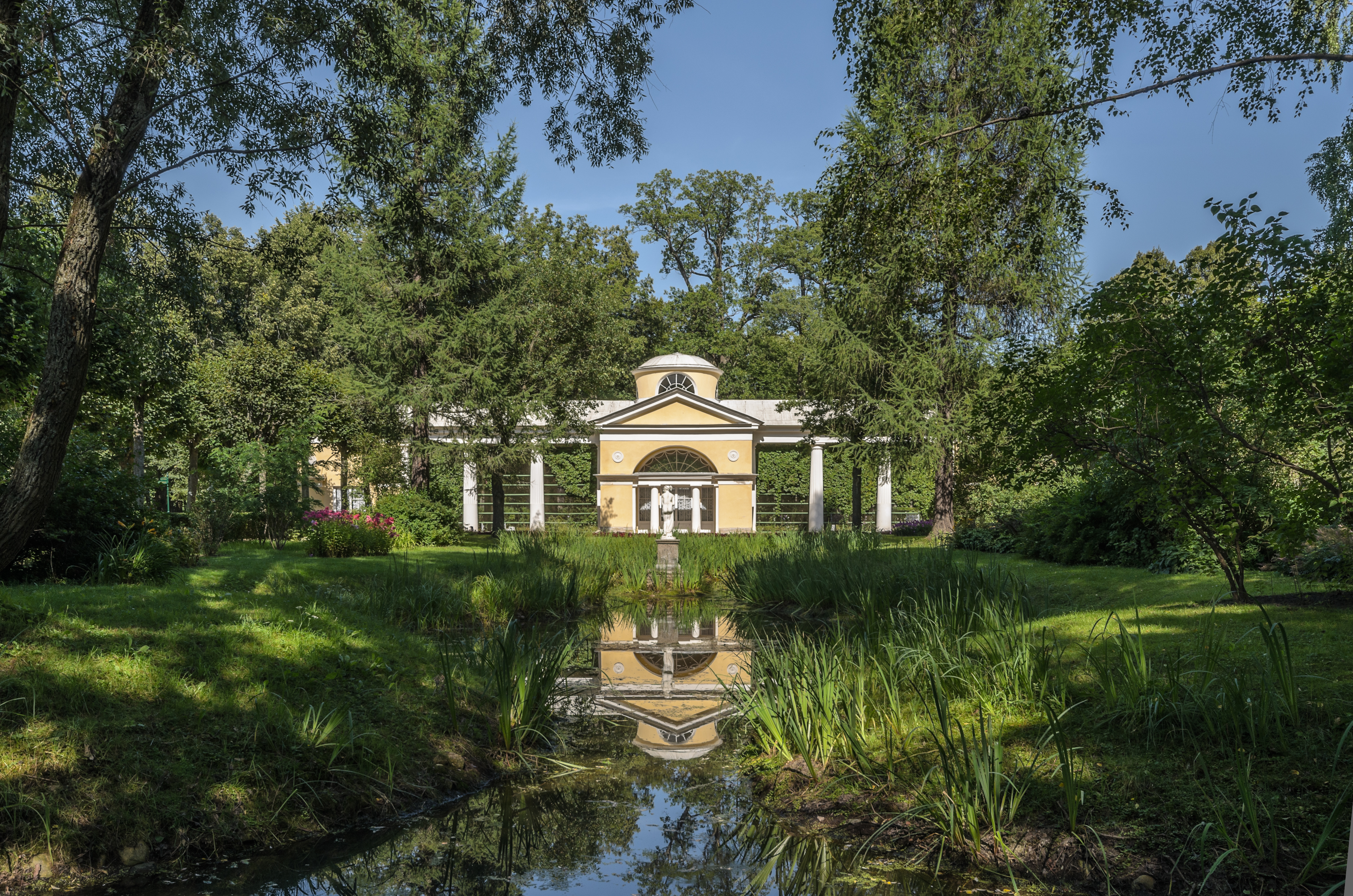 Aviary Pavilion in Pavlovsk Park 01