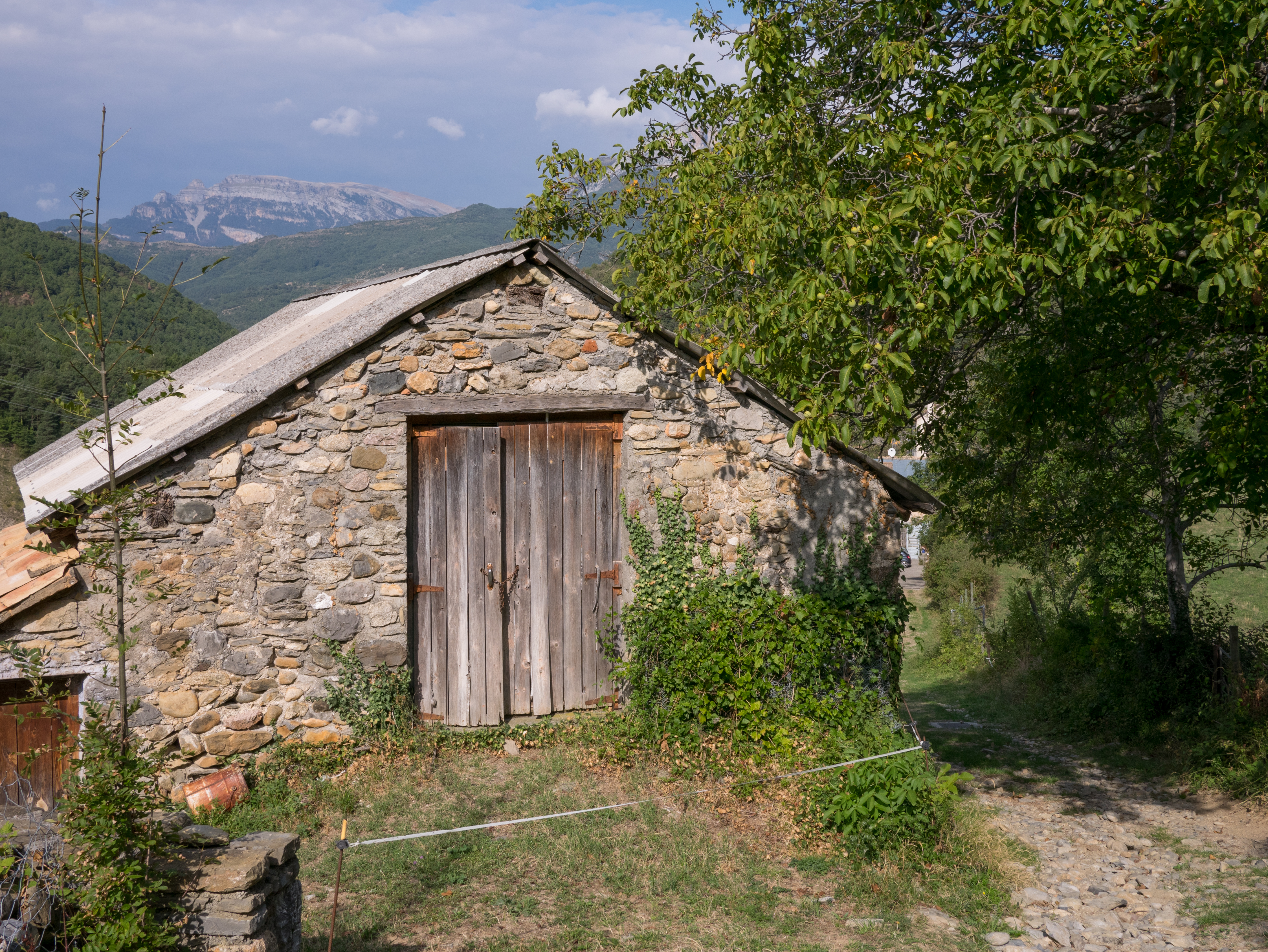 Badaín - Edificio rural 02