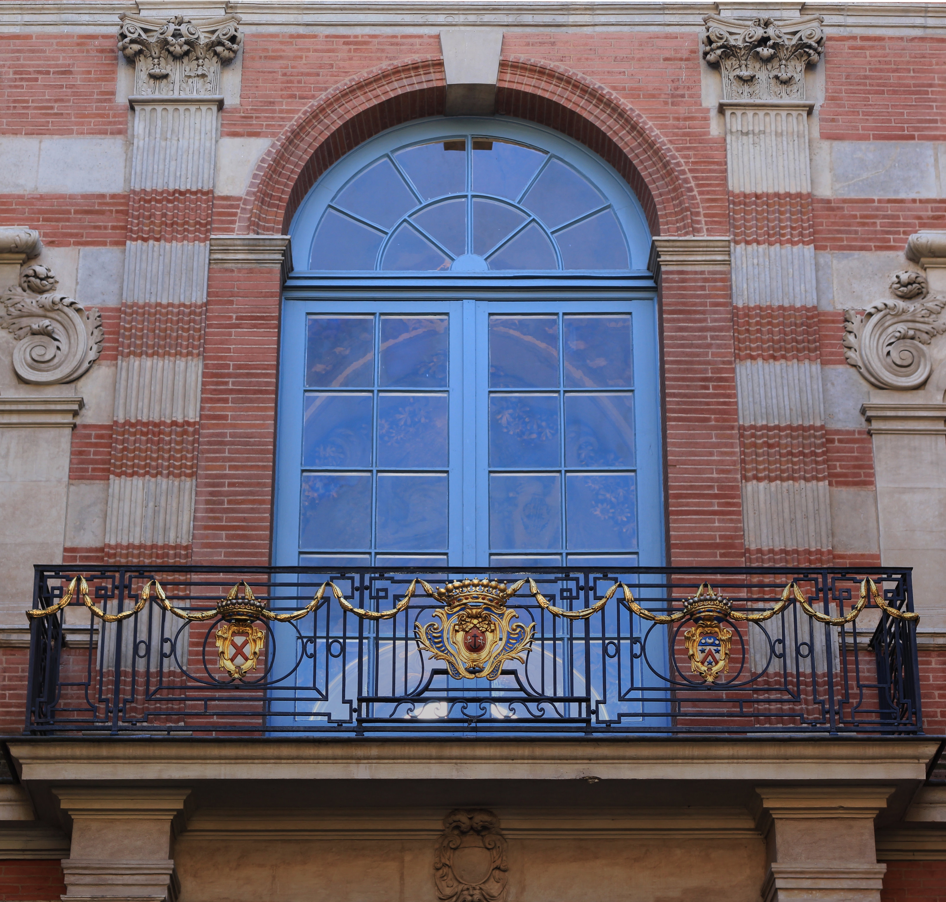 Balcony salle des illustres on Cour Henri IV