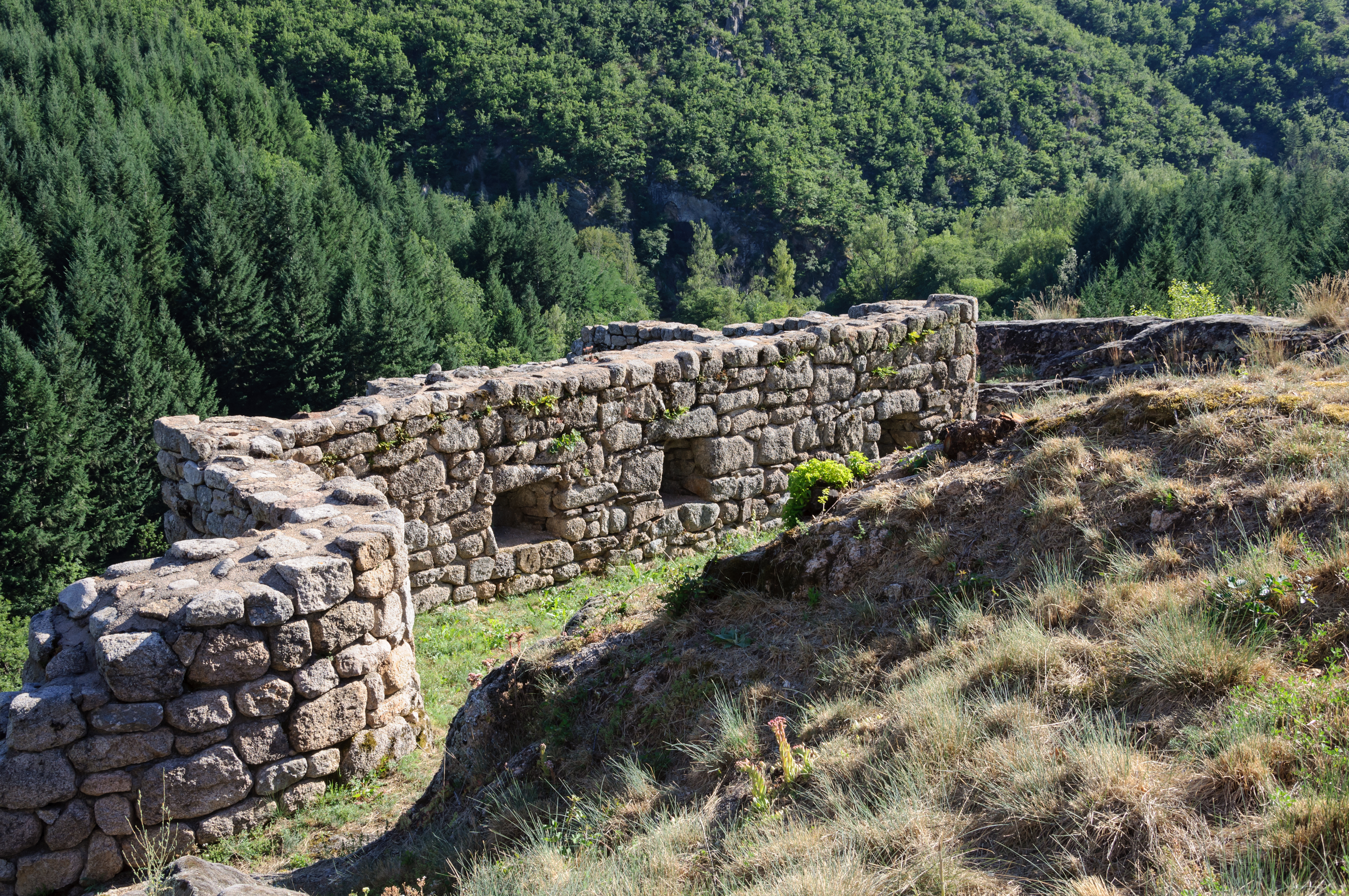 Bedoues chateau de Miral enceinte