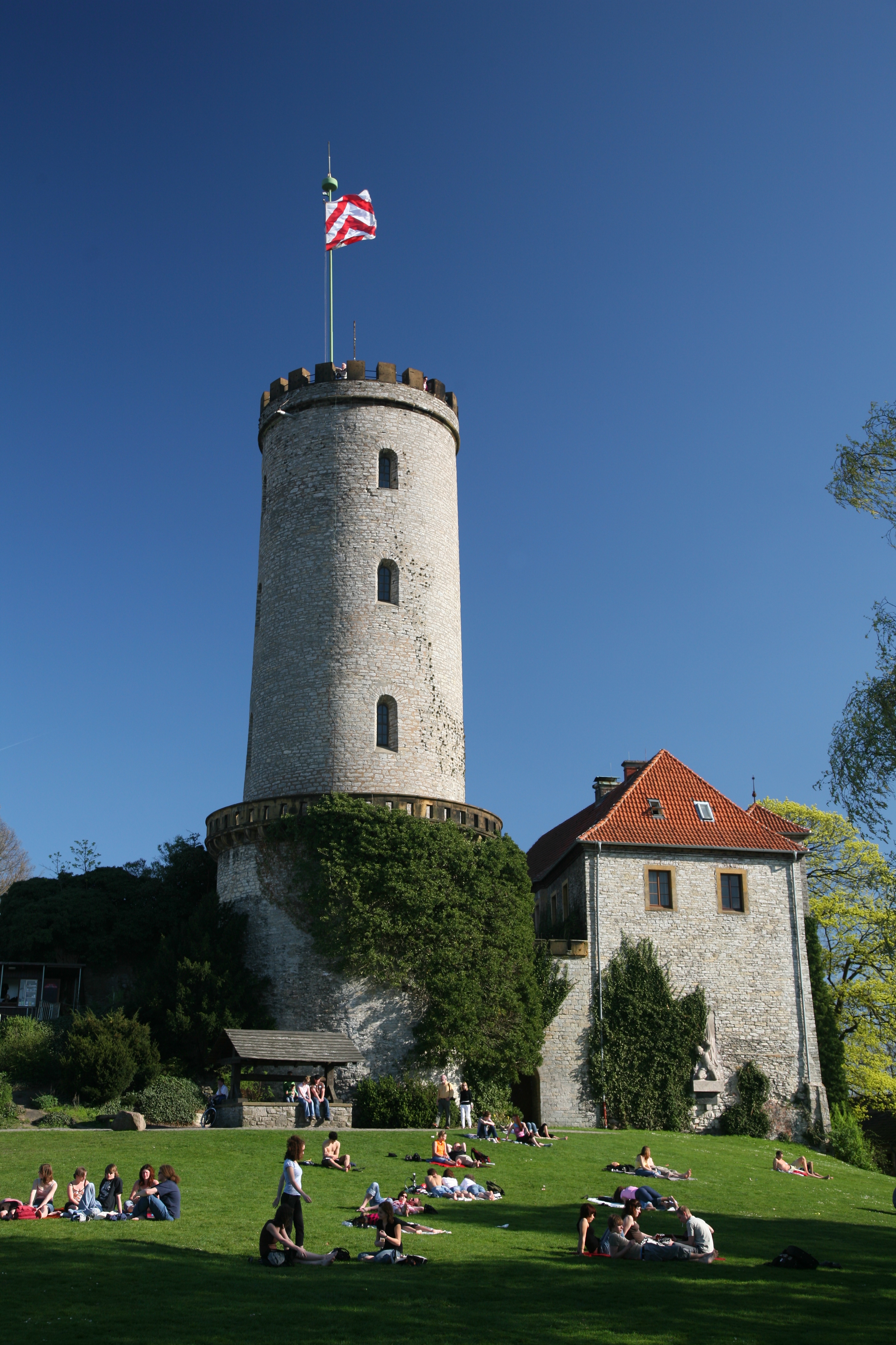 Bi Sparrenburg western lawn