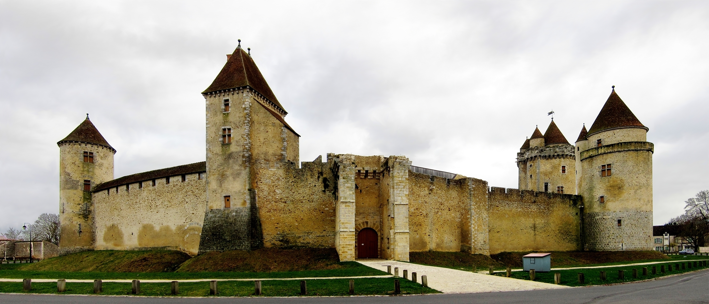 Blandy les tours chateau pano