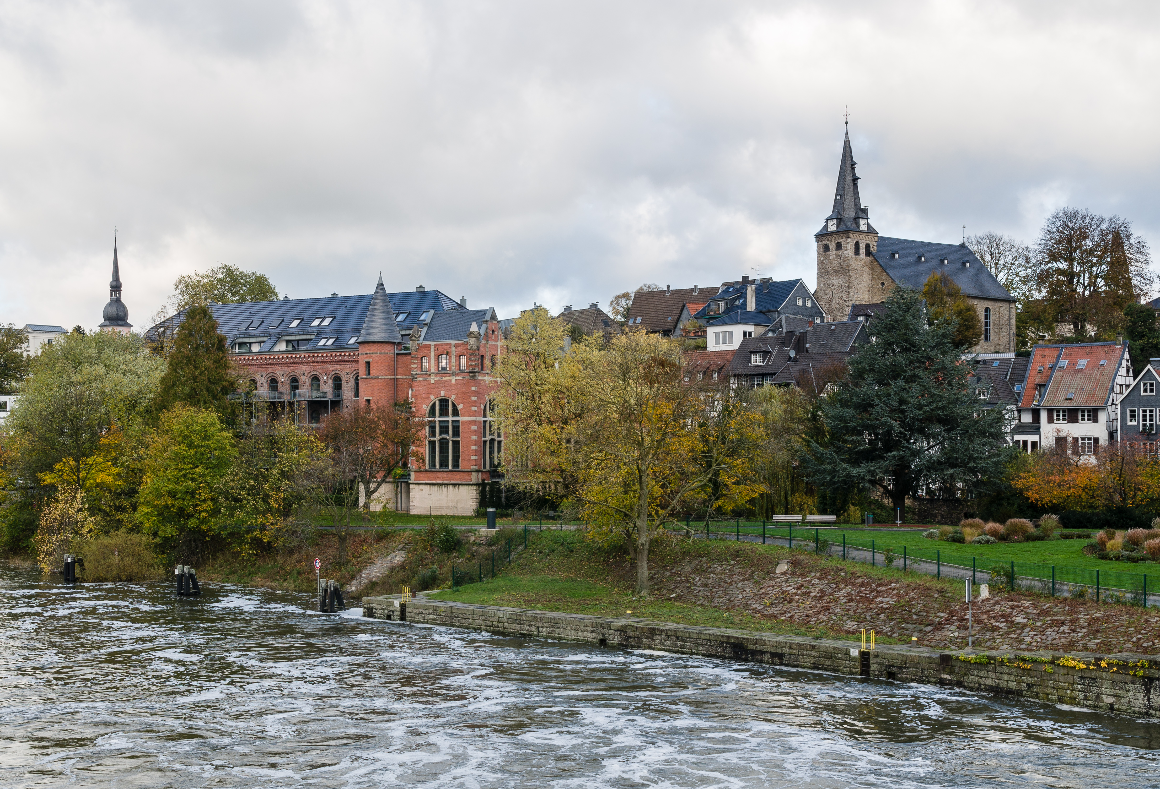 Blick auf Kettwig mit Uferpalais im Herbst 2013 v2