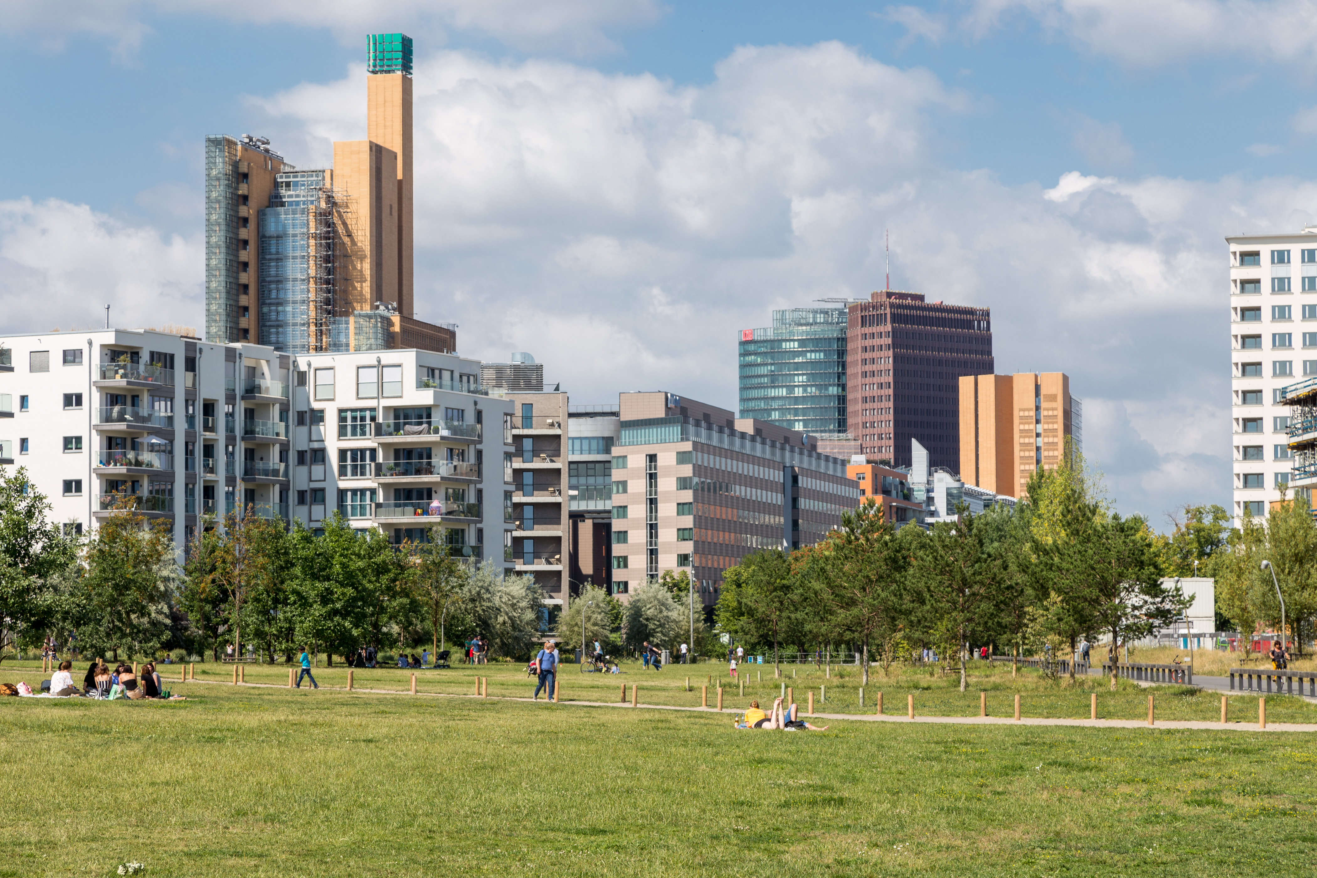 Blick vom Gleisdreieck-Park zum Potsdamer Platz in Berlin