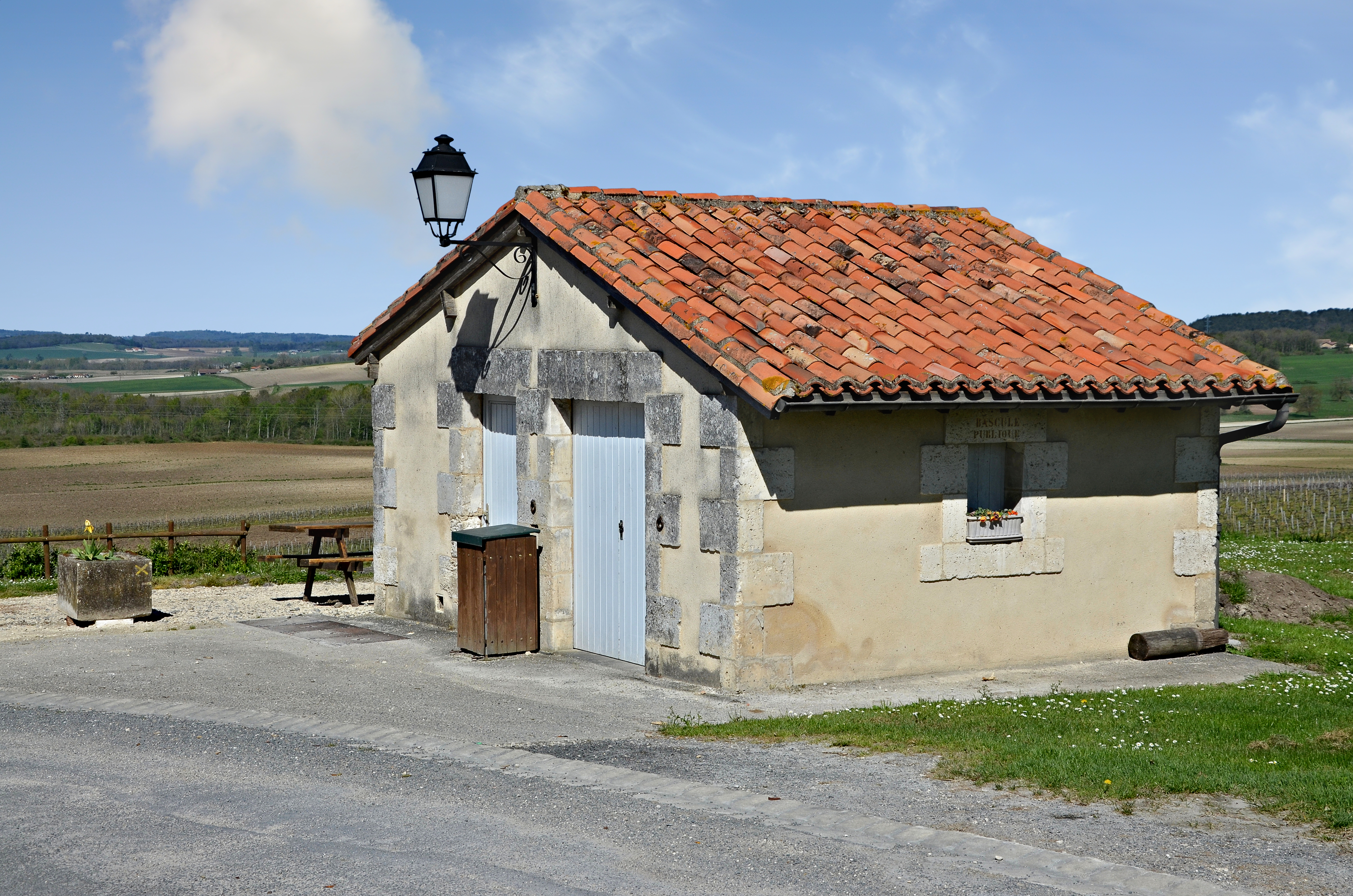 Bors-de-Montmoreau 16 Ancien poids public 2014