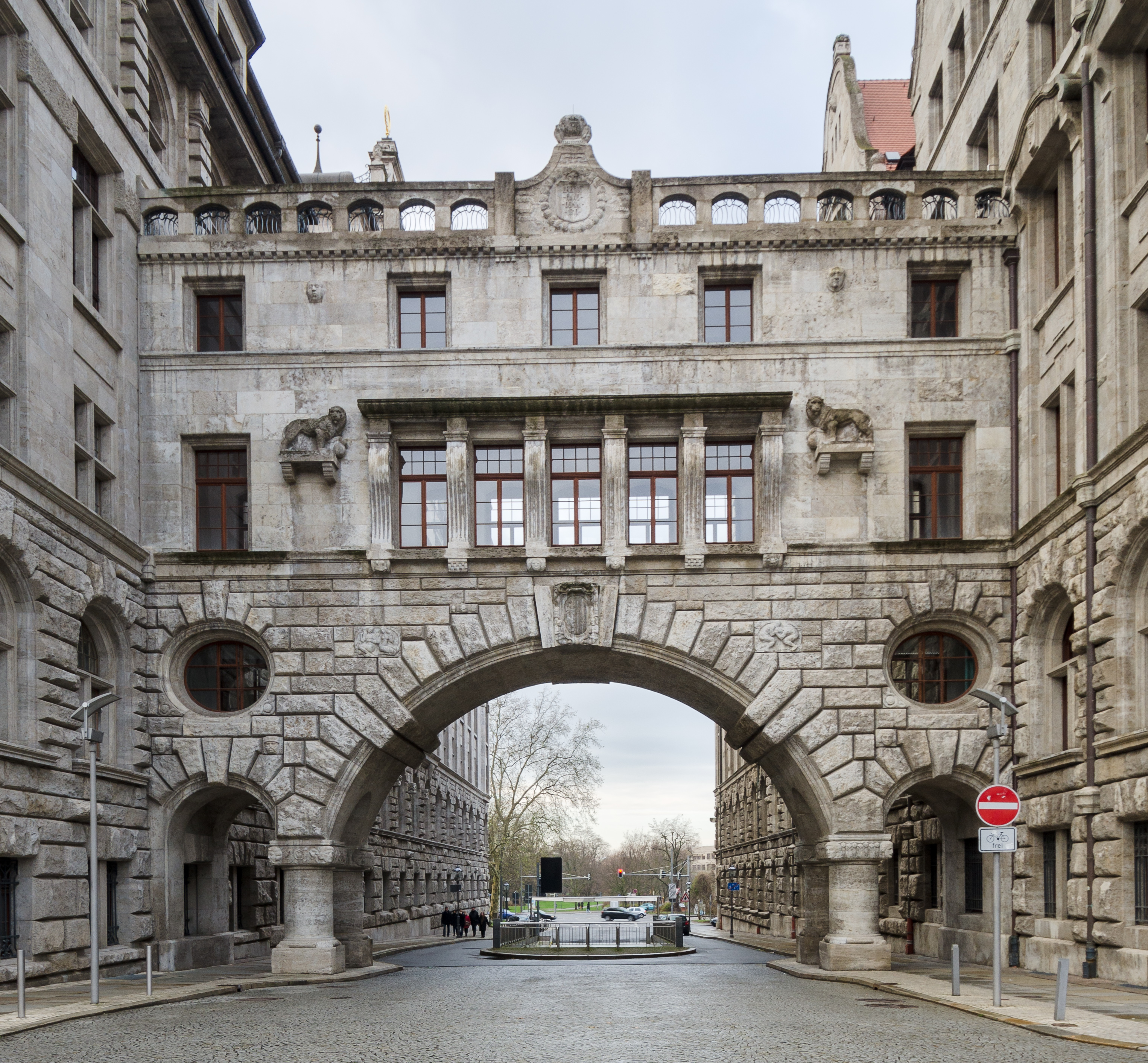 Brücke Neues Rathaus Stadthaus Leipzig 2013