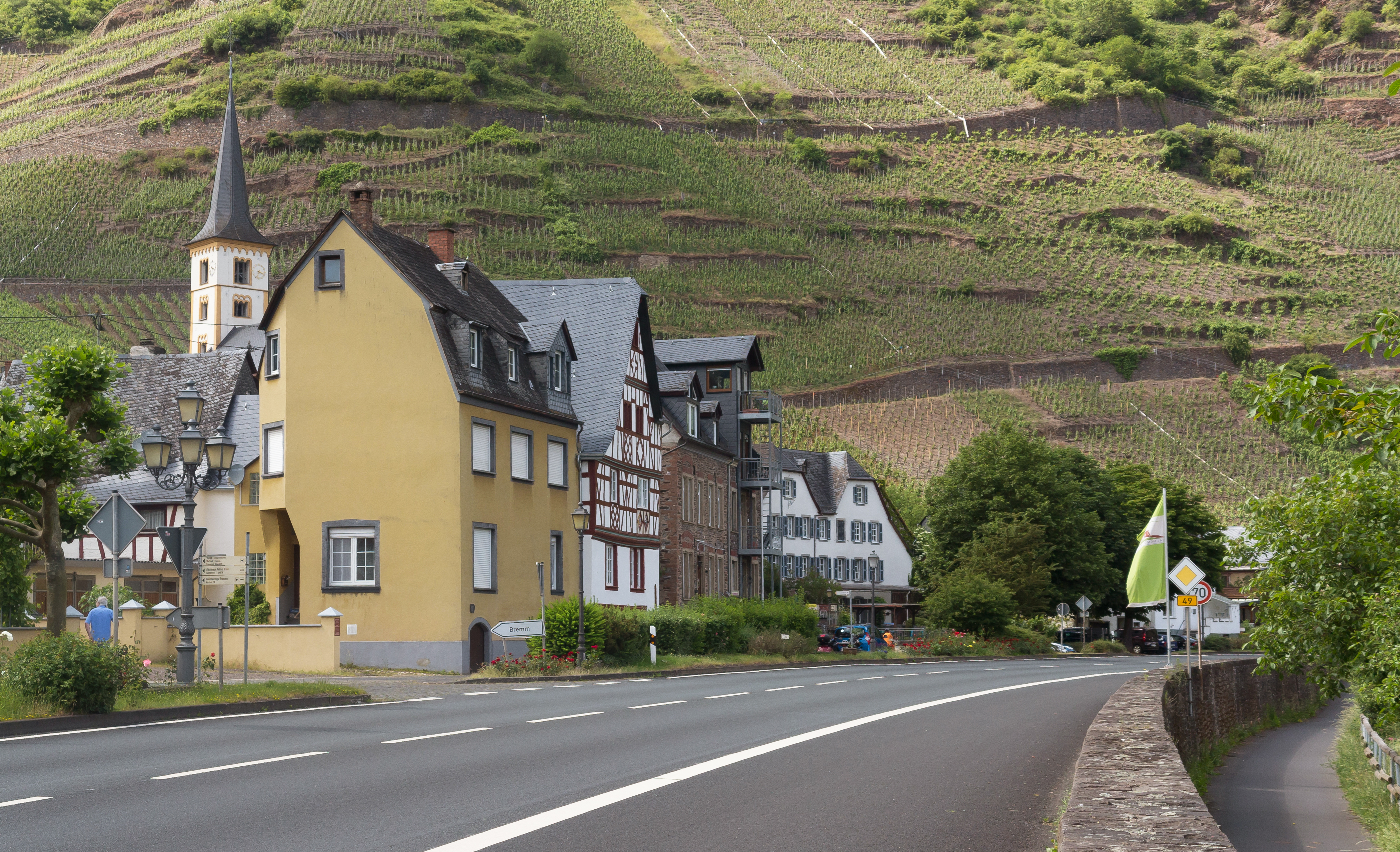 Bremm, dorpszicht vanaf de straat foto14 2017-05-31 15.28