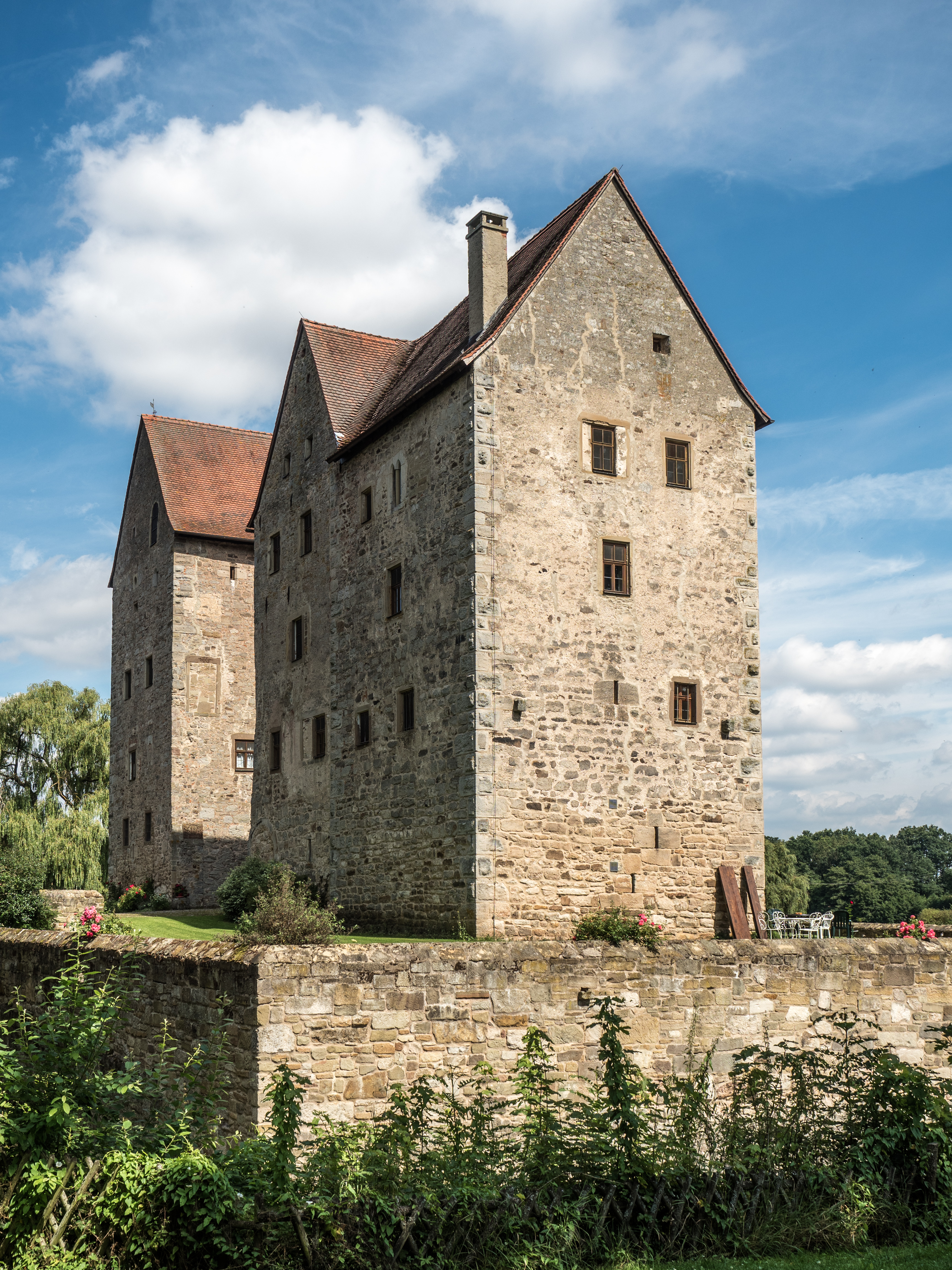 Brennhausen-Burg-8145574