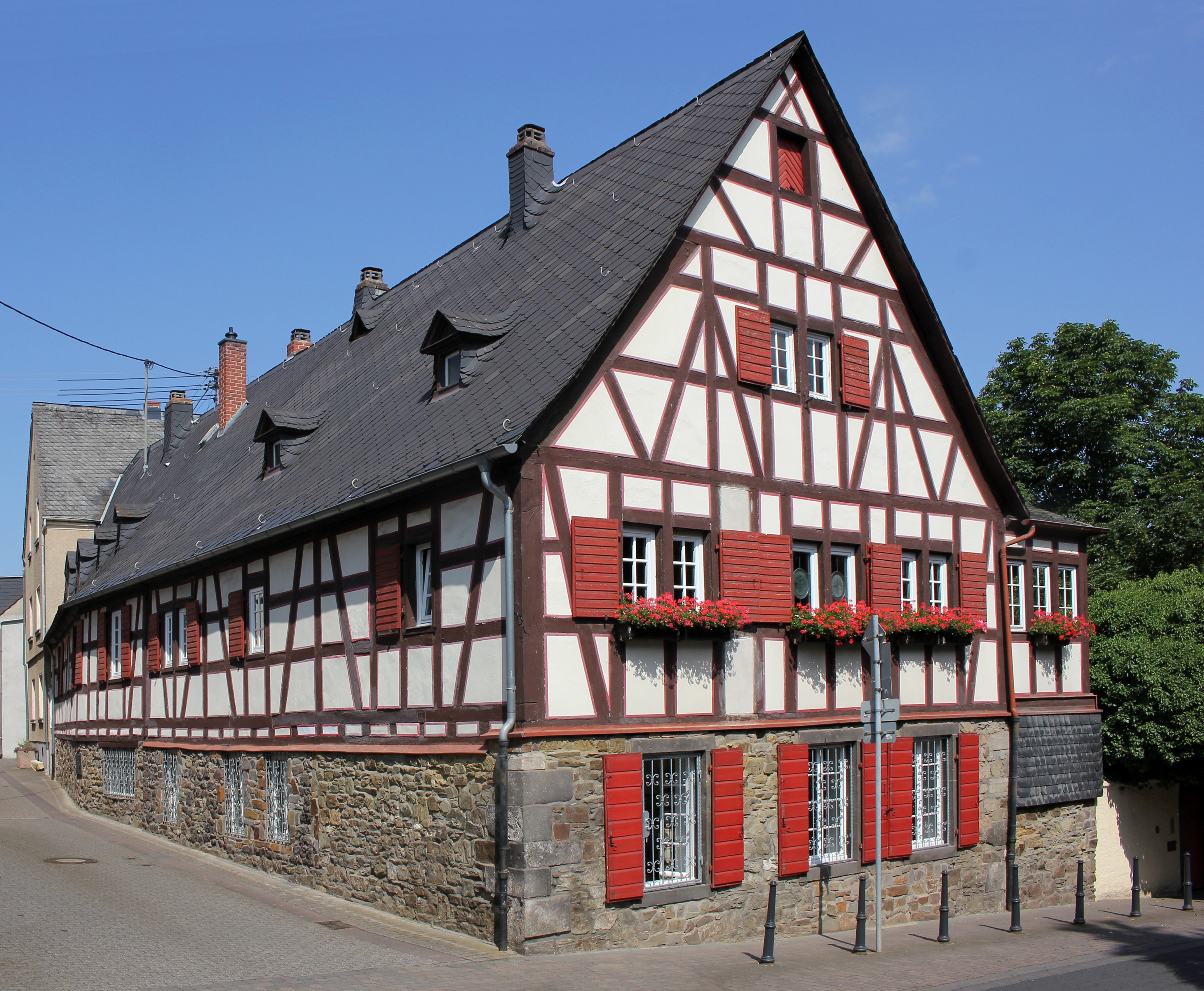 Burghof, Mülheim-Kärlich, Burgstraße 9 (2015-07-16 c)