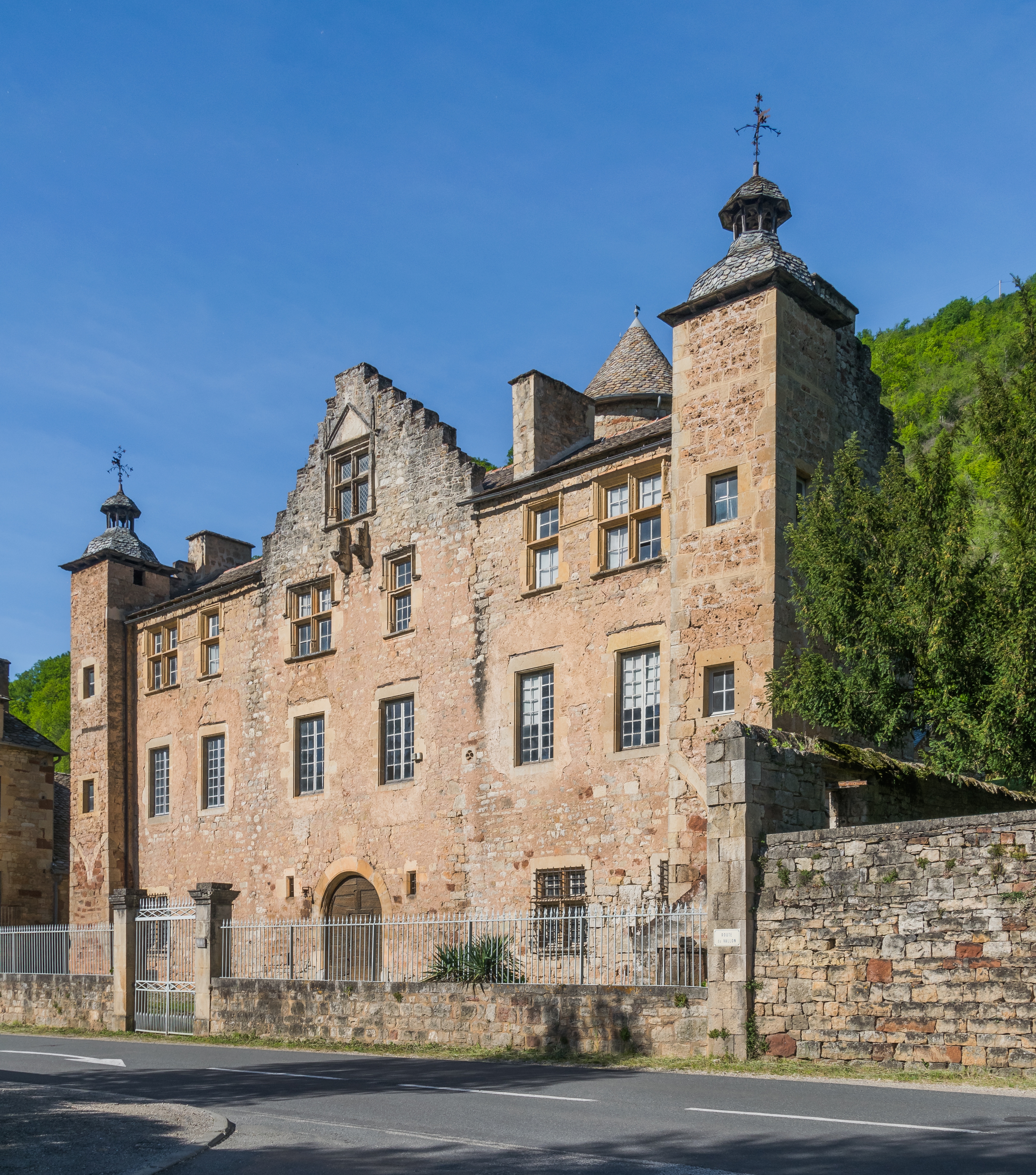 Castle of Cougousse 01