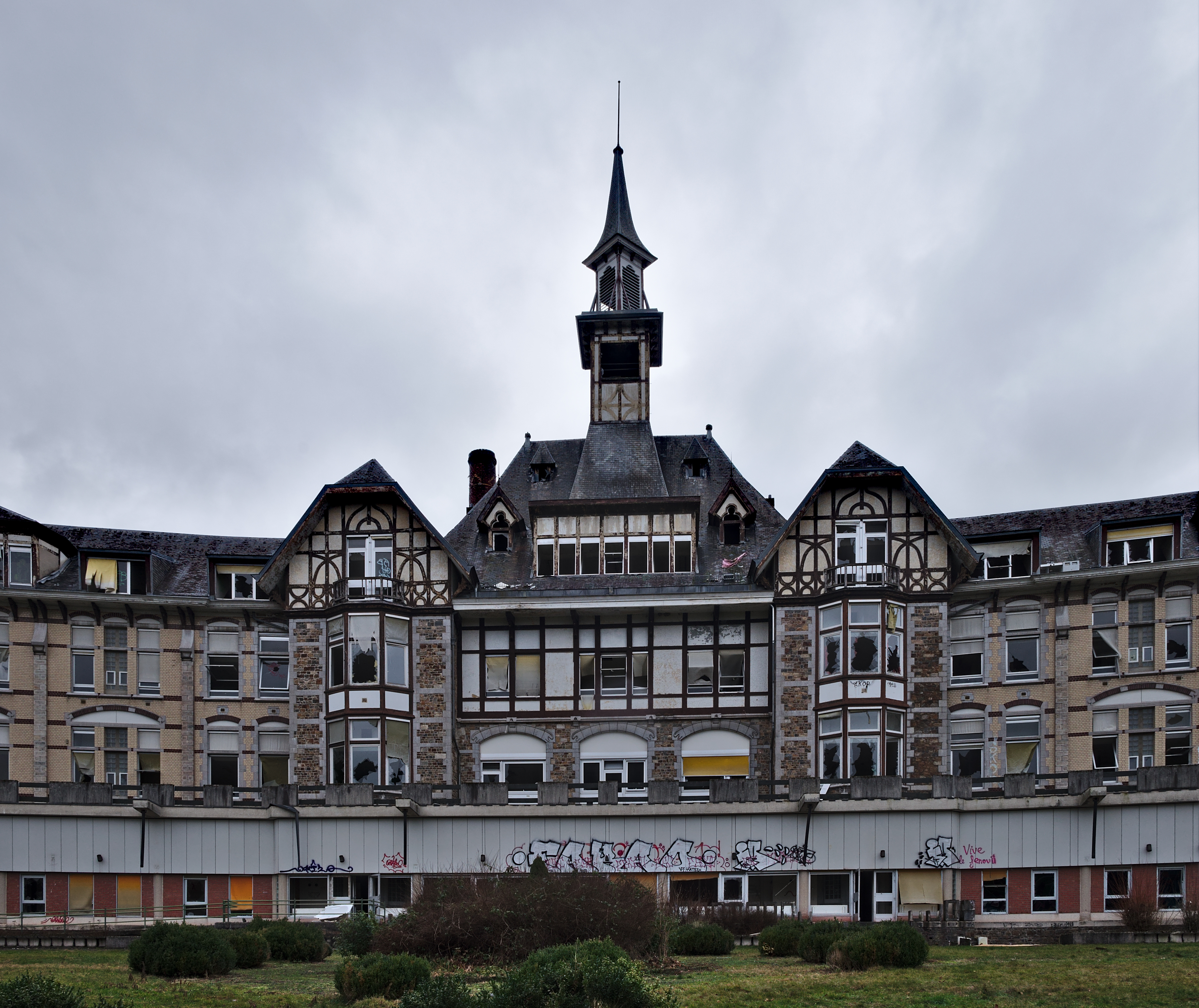 Center partial view of the front of Sanatorium du Basil, Stoumont, Belgium (DSCF3500)