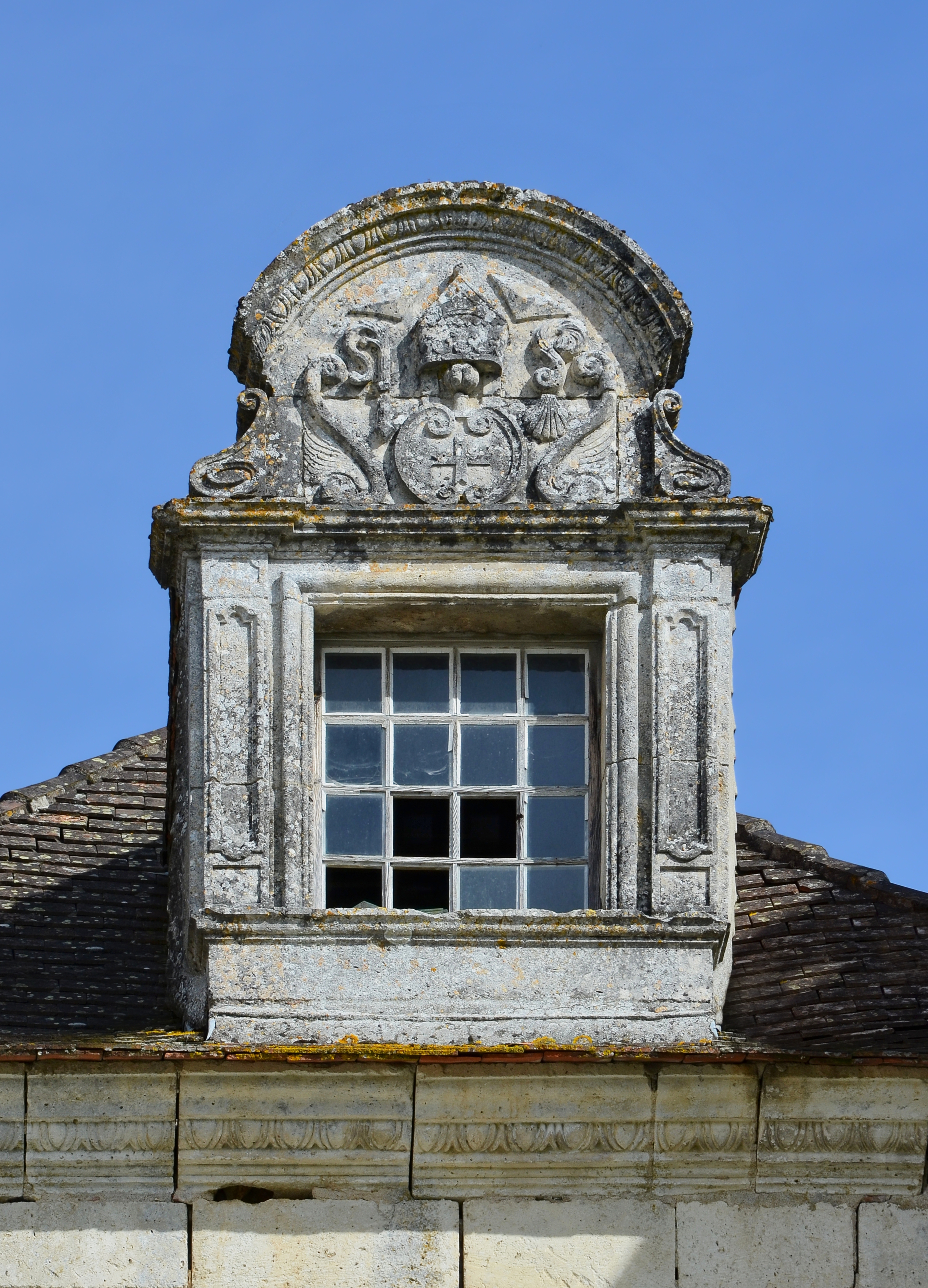 Chancelade 24 Chien assis logis abbé 2014