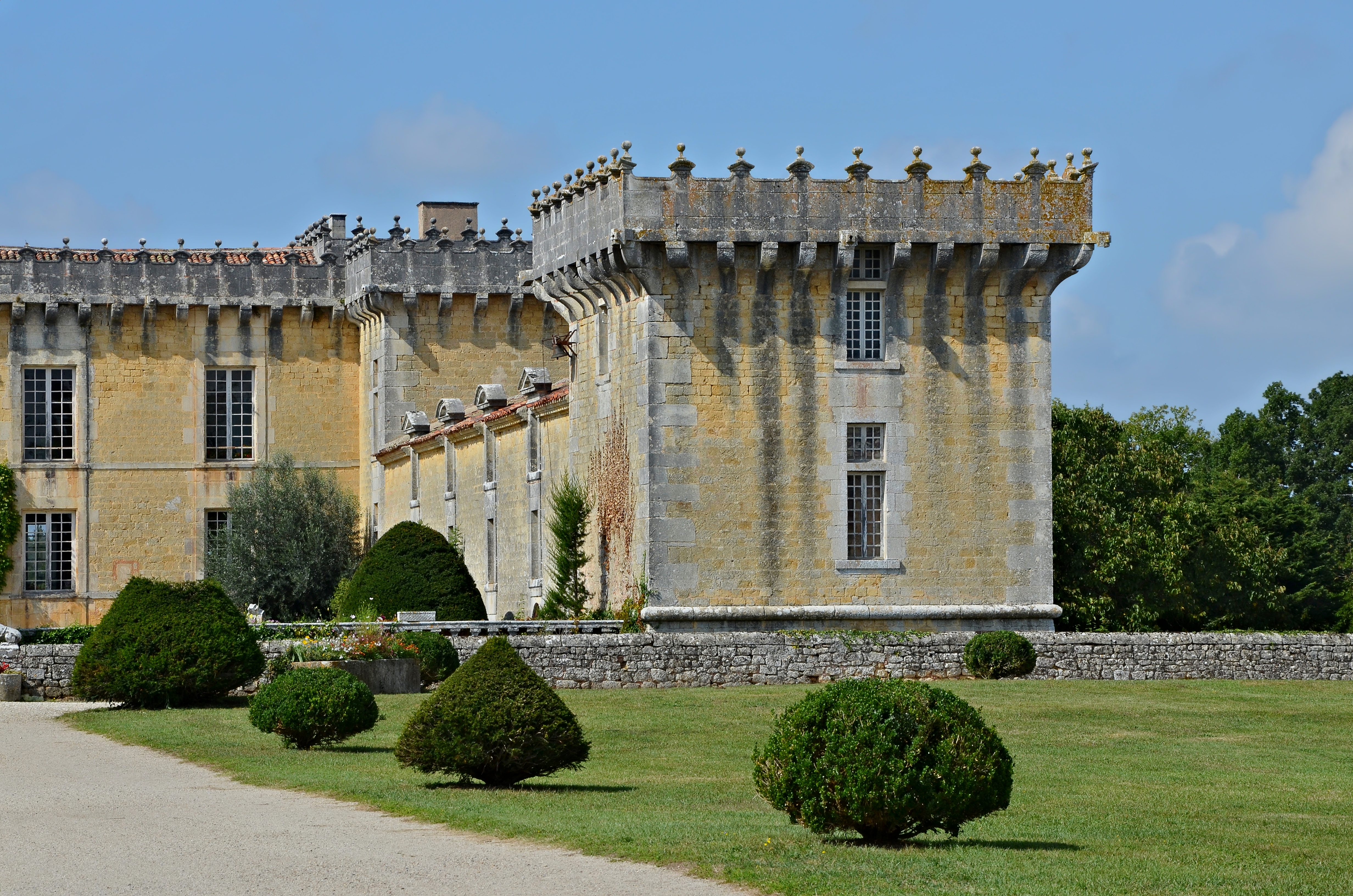 Cherves-Richemont 16 Chateau Chesnel aile droite 2014b