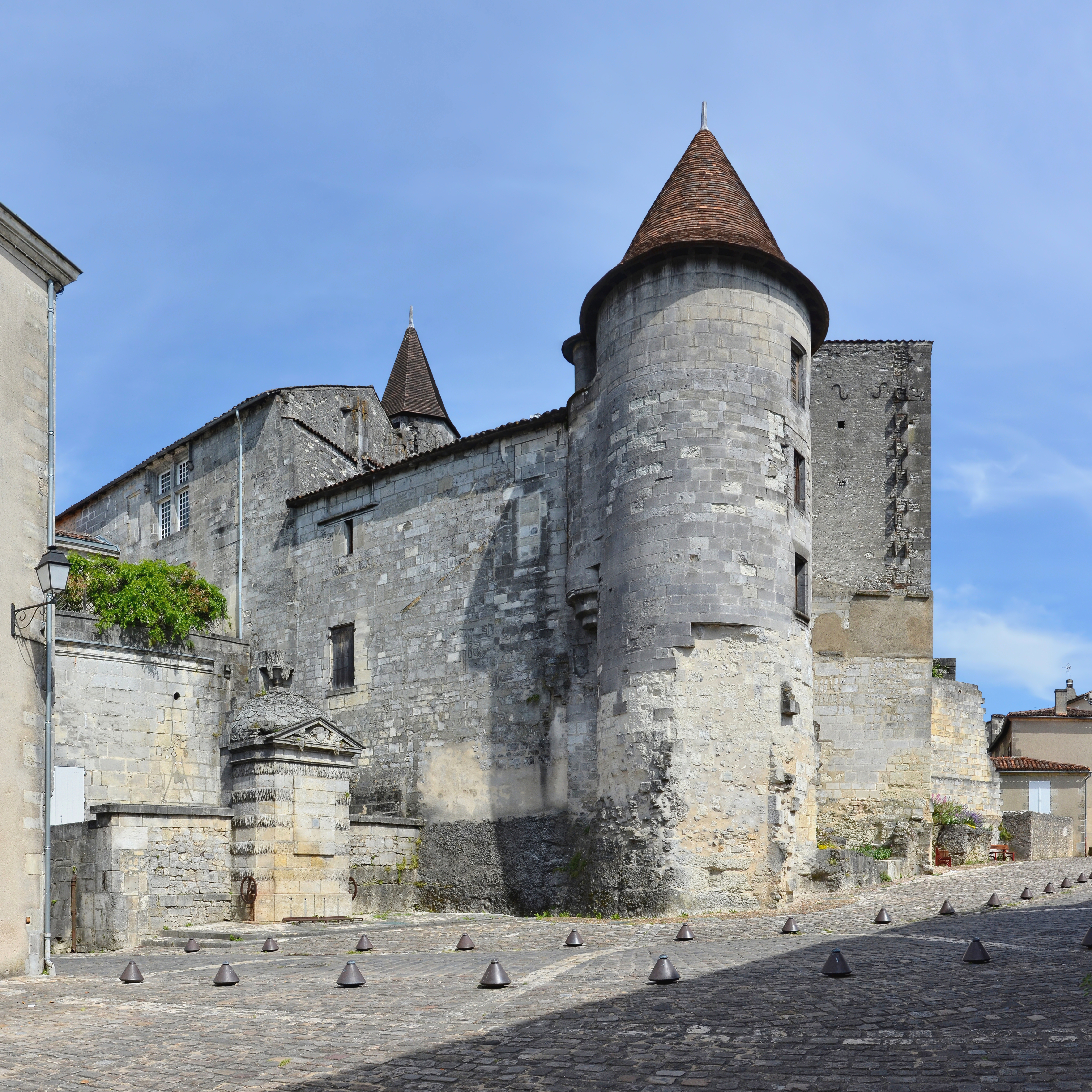 Cognac 16-Fontaine F-1er&tourelle sud