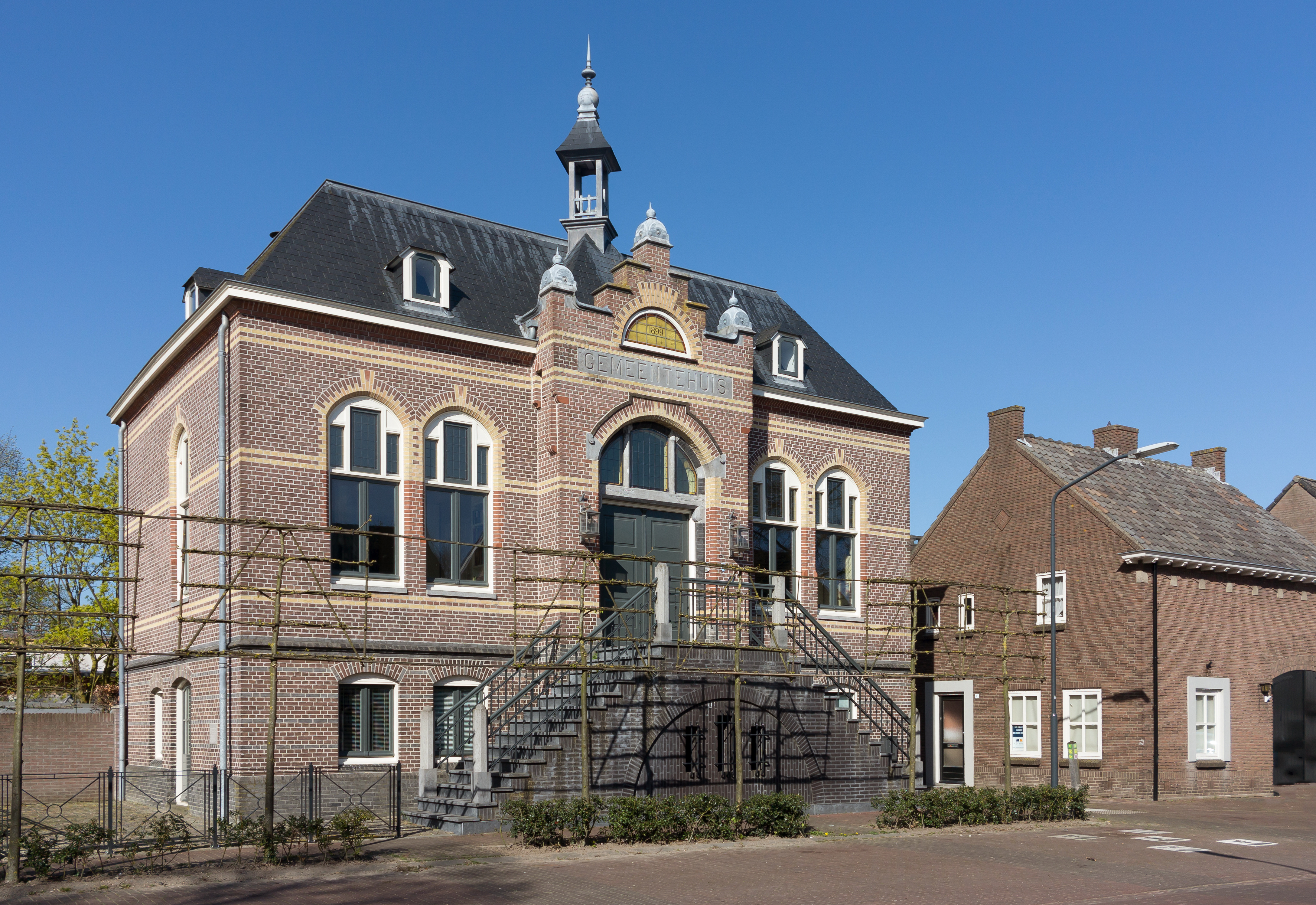 Cromvoirt, het voormalige gemeentehuis foto9 2016-04-20 17.12