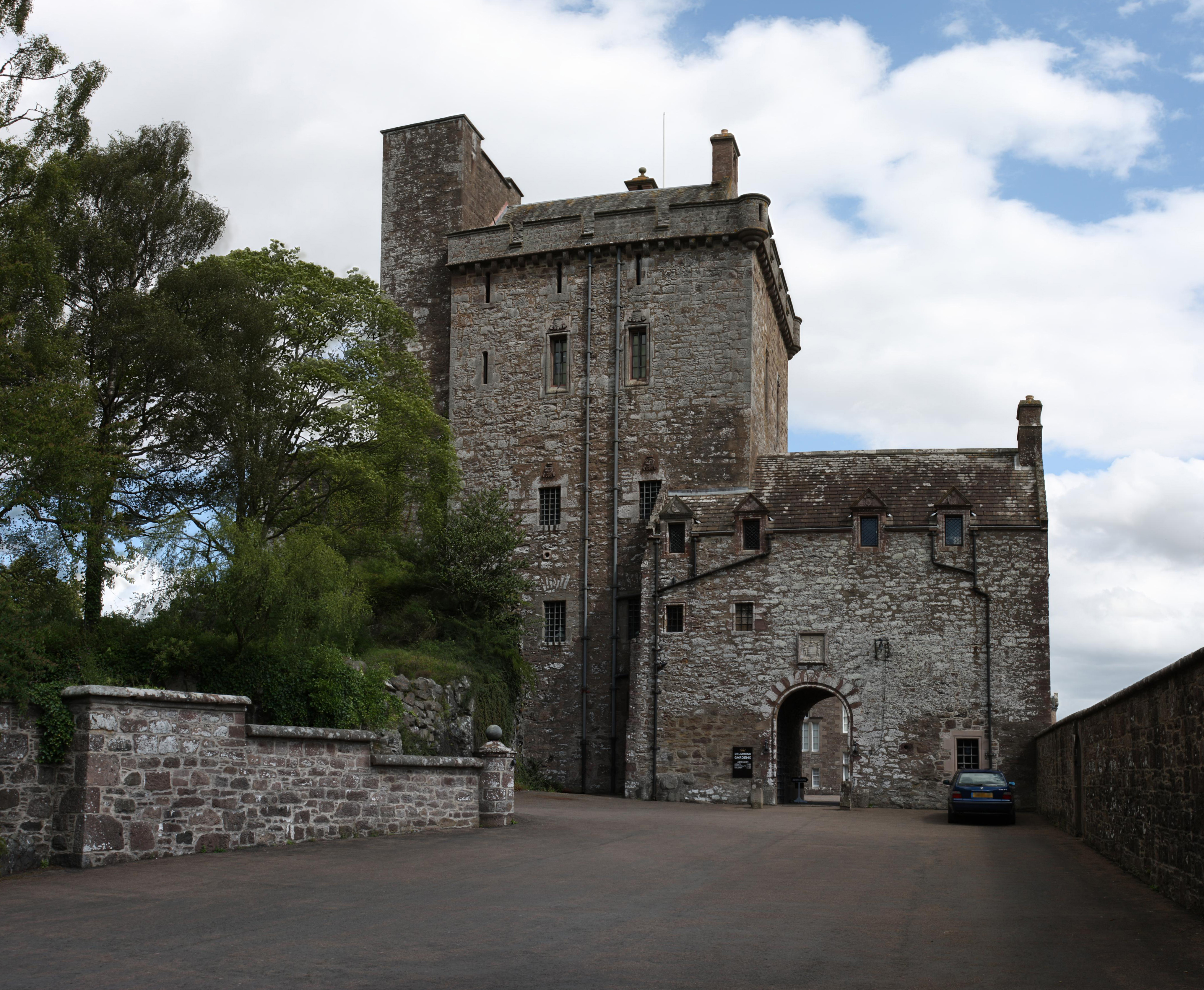Drummond castle - pano