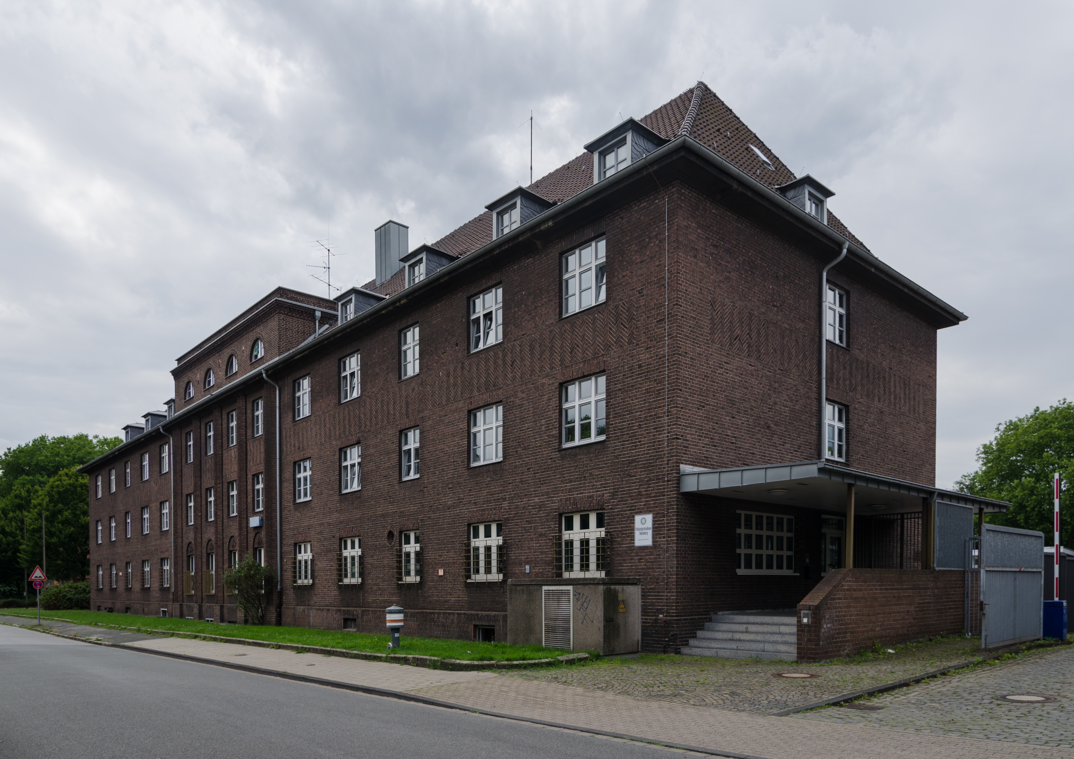 Duisburg, Neudorf, Polizeiunterkunft, 2015-07 CN-01