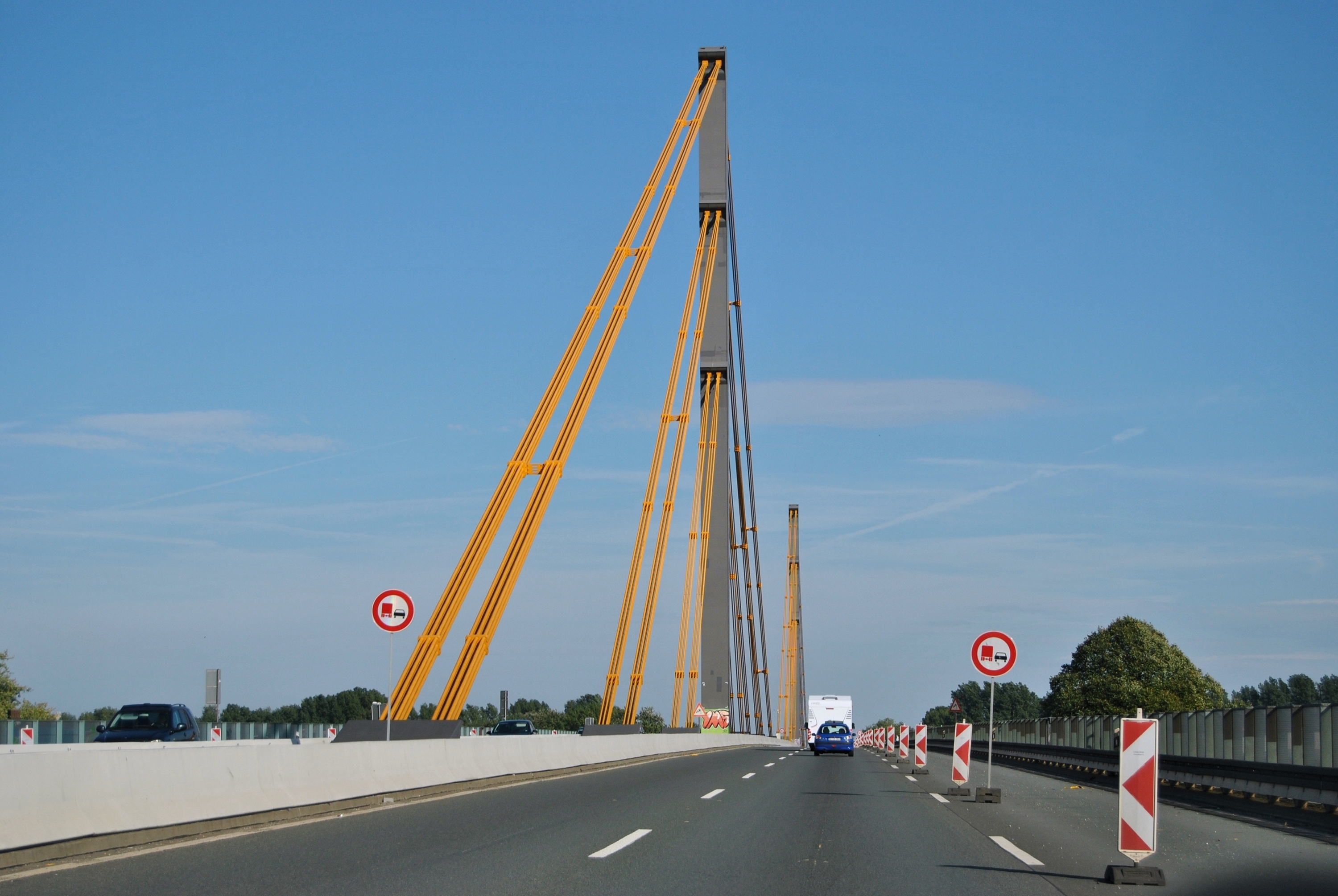 Duisburg, Neuenkamp, Rheinbrücke, 2010-10 CN-01