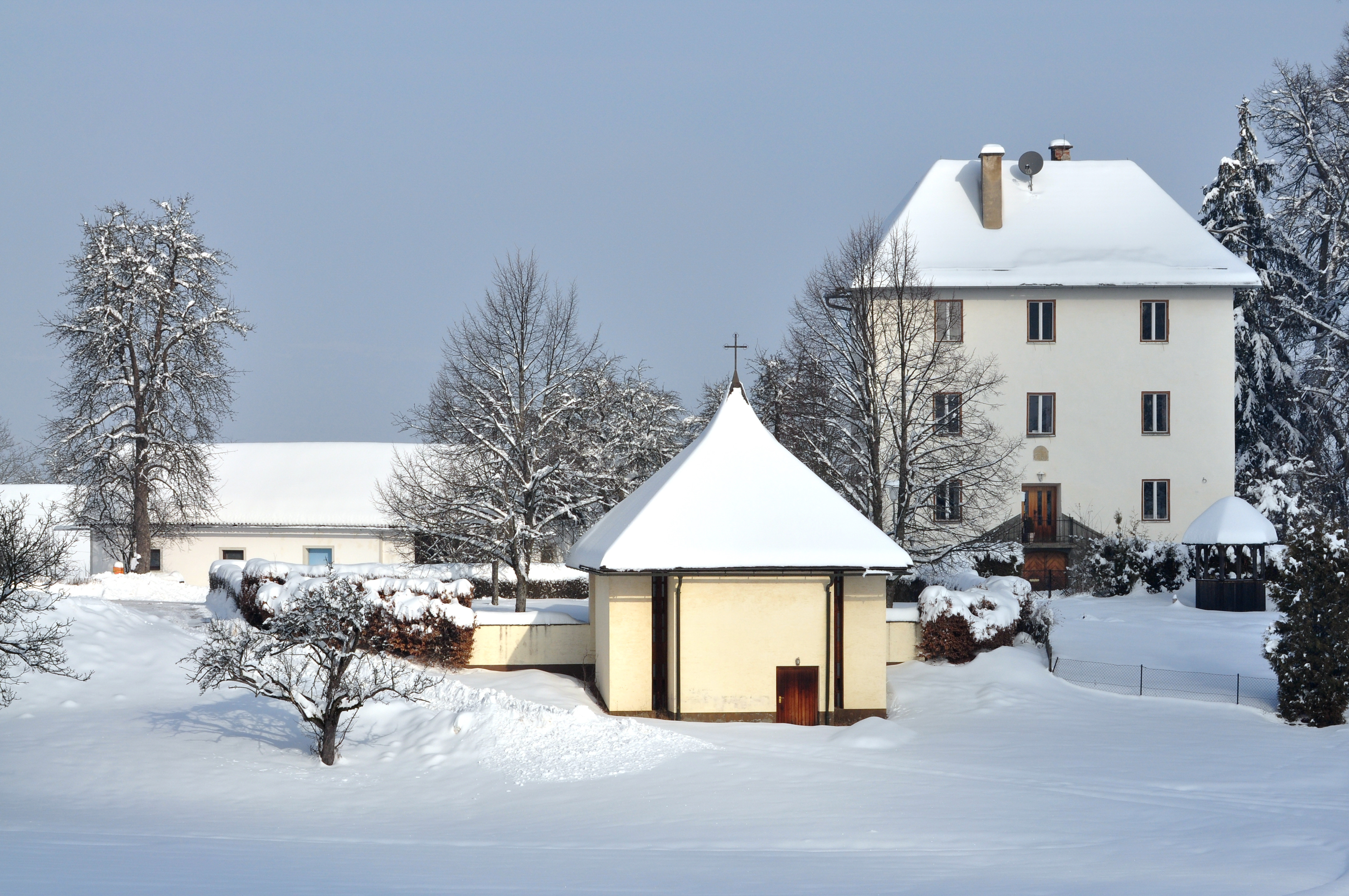 Ebenthal Radsberg Aufbahrungshalle und Pfarrhof 13022010 481