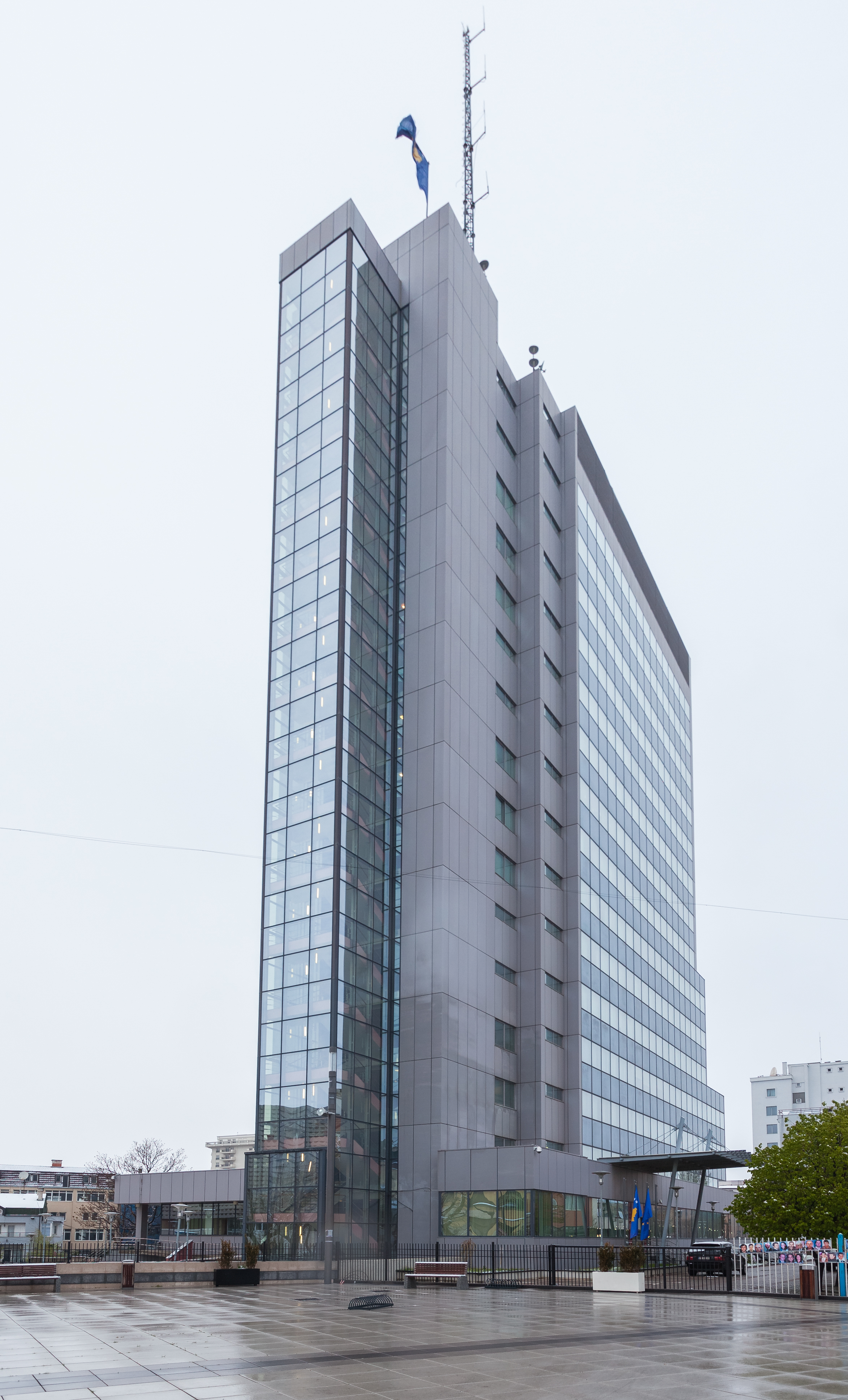 Edificio del gobierno, Pristina, Kosovo, 2014-04-16, DD 17