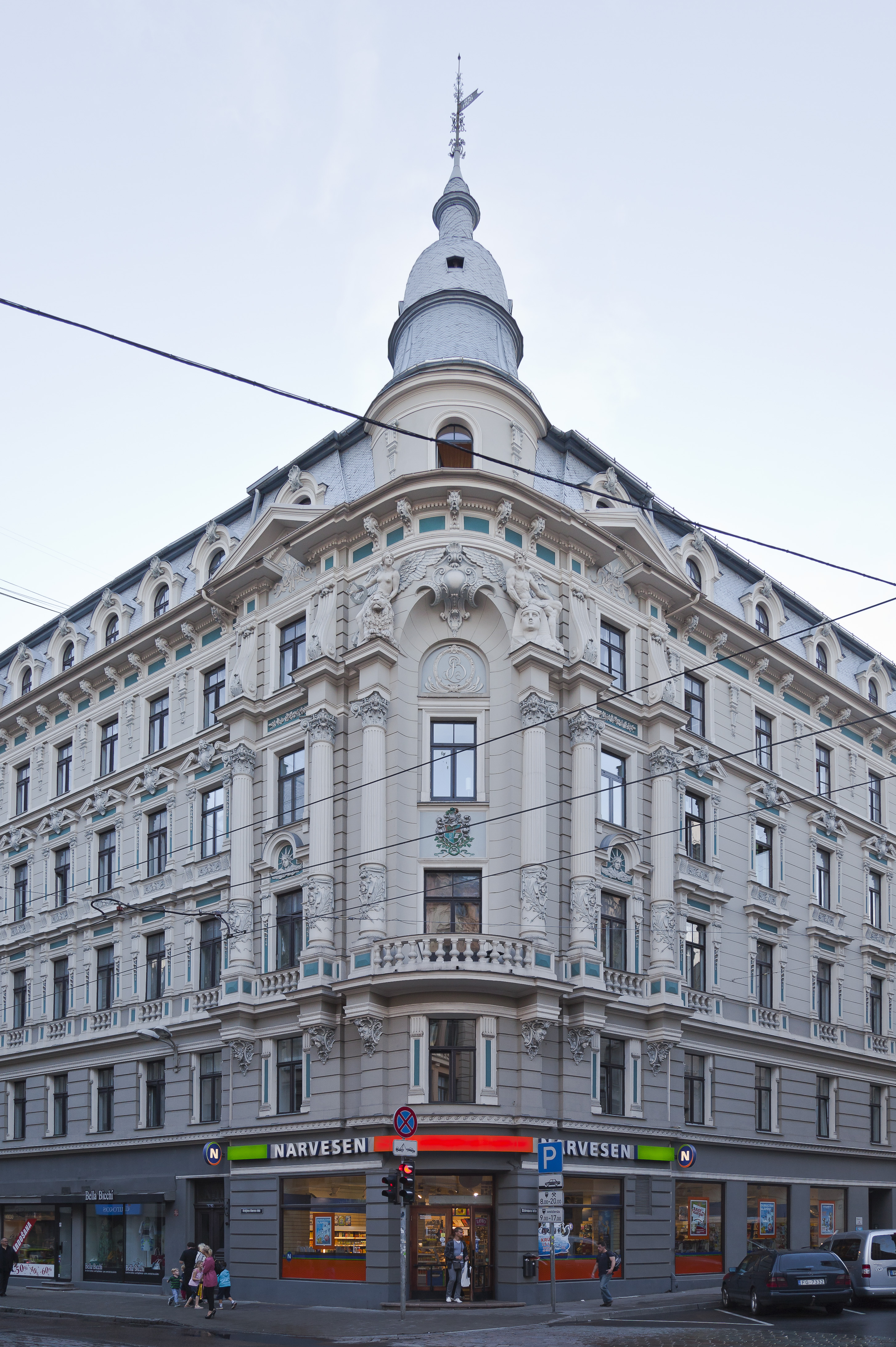 Edificio en Dzirnavu iela, Riga, Letonia, 2012-08-07, DD 01