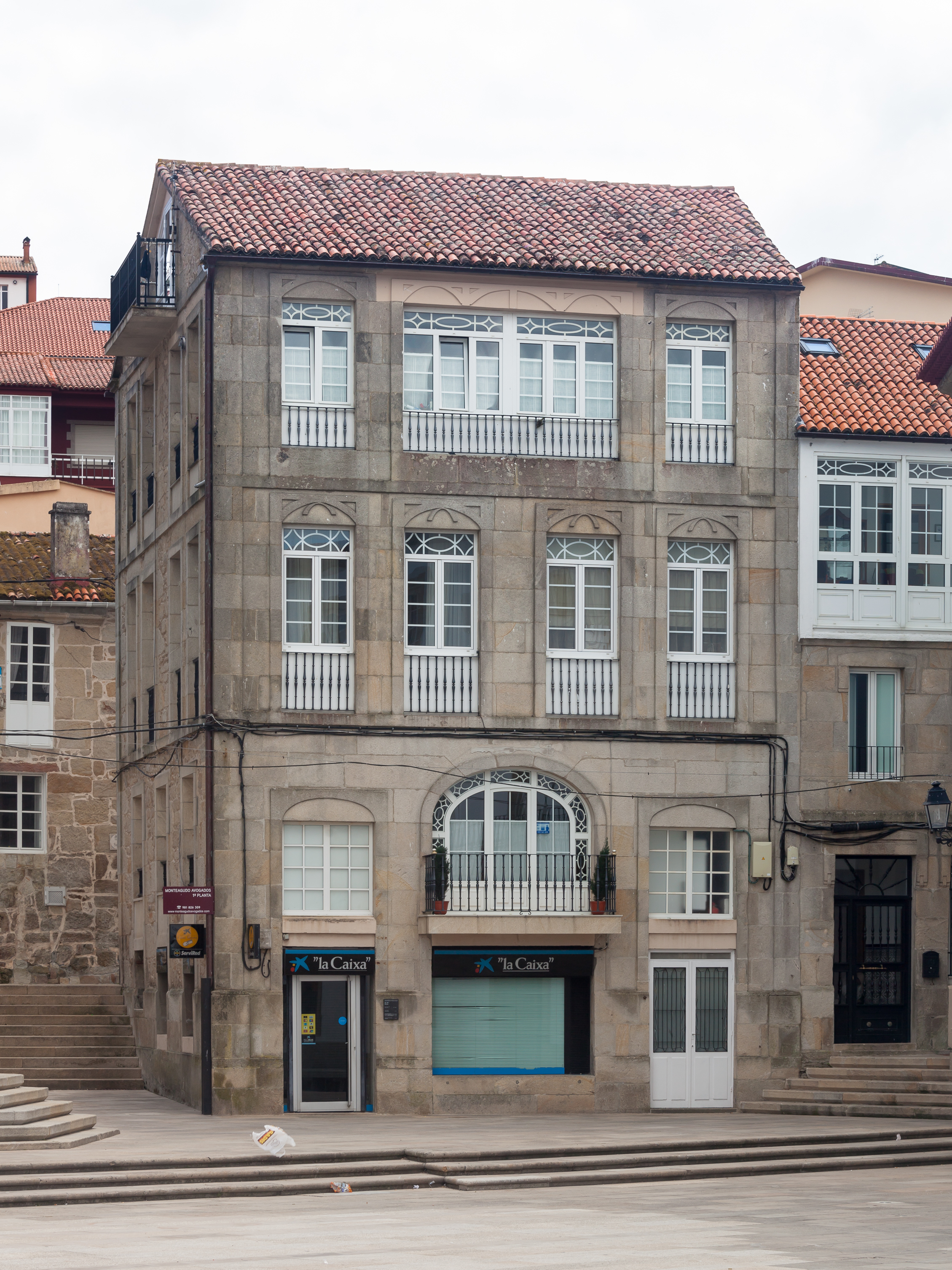 Edificio na praza da casa do concello. Muros. Galiza MU09