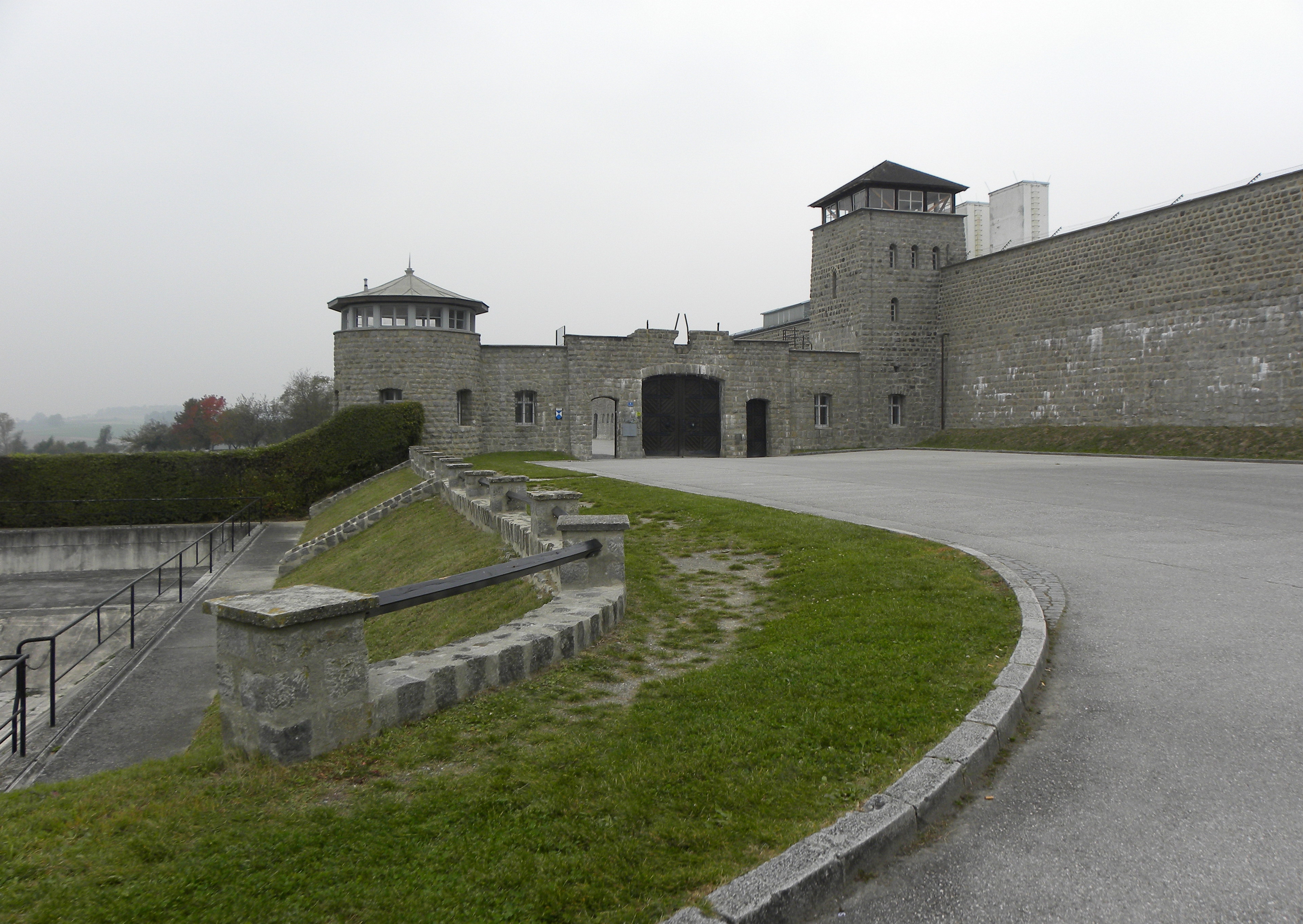 Einfahrtsgebäude zum KZ Mauthausen 2010