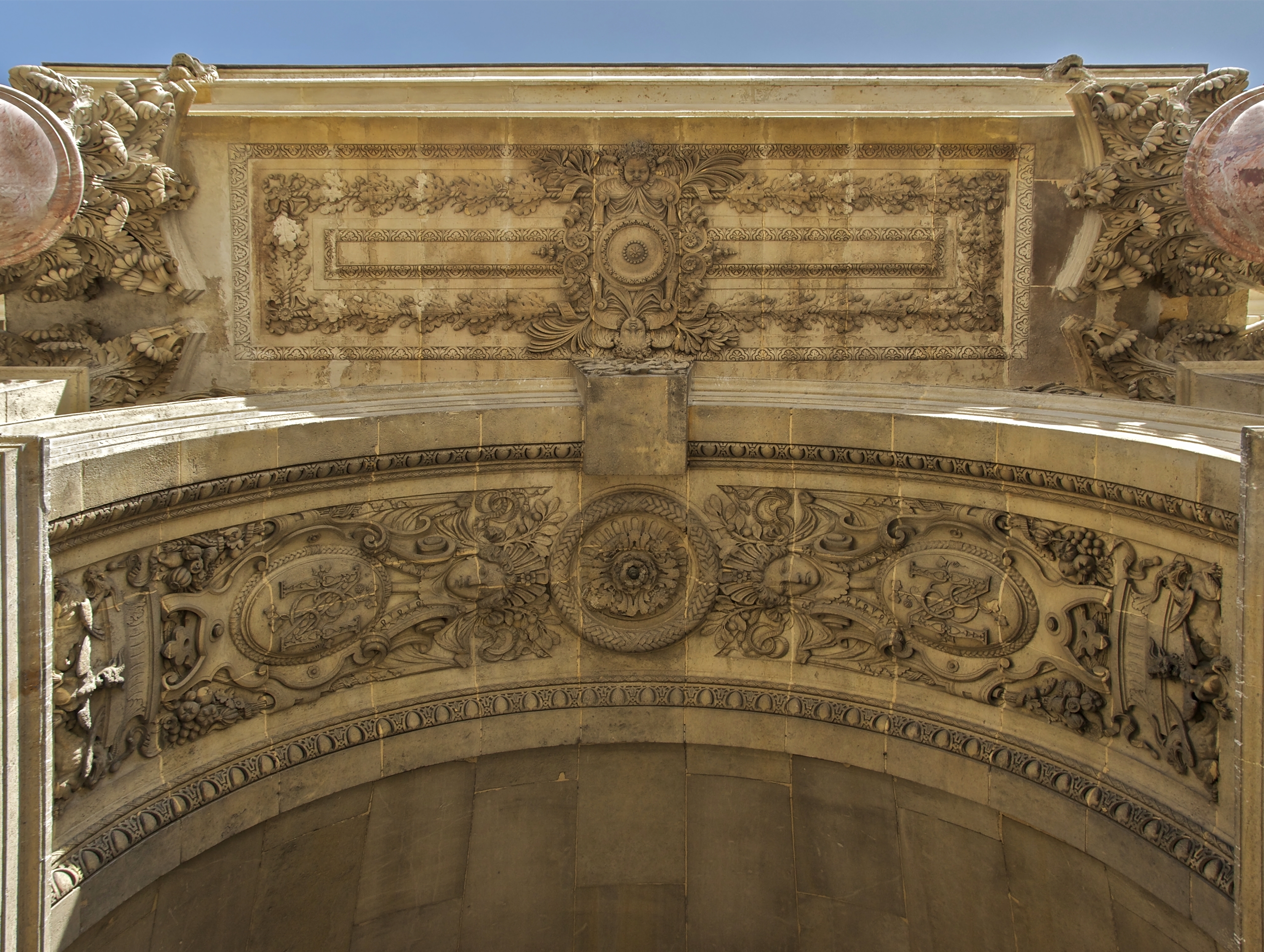 Entrée Pavillon Sully Louvre dessous