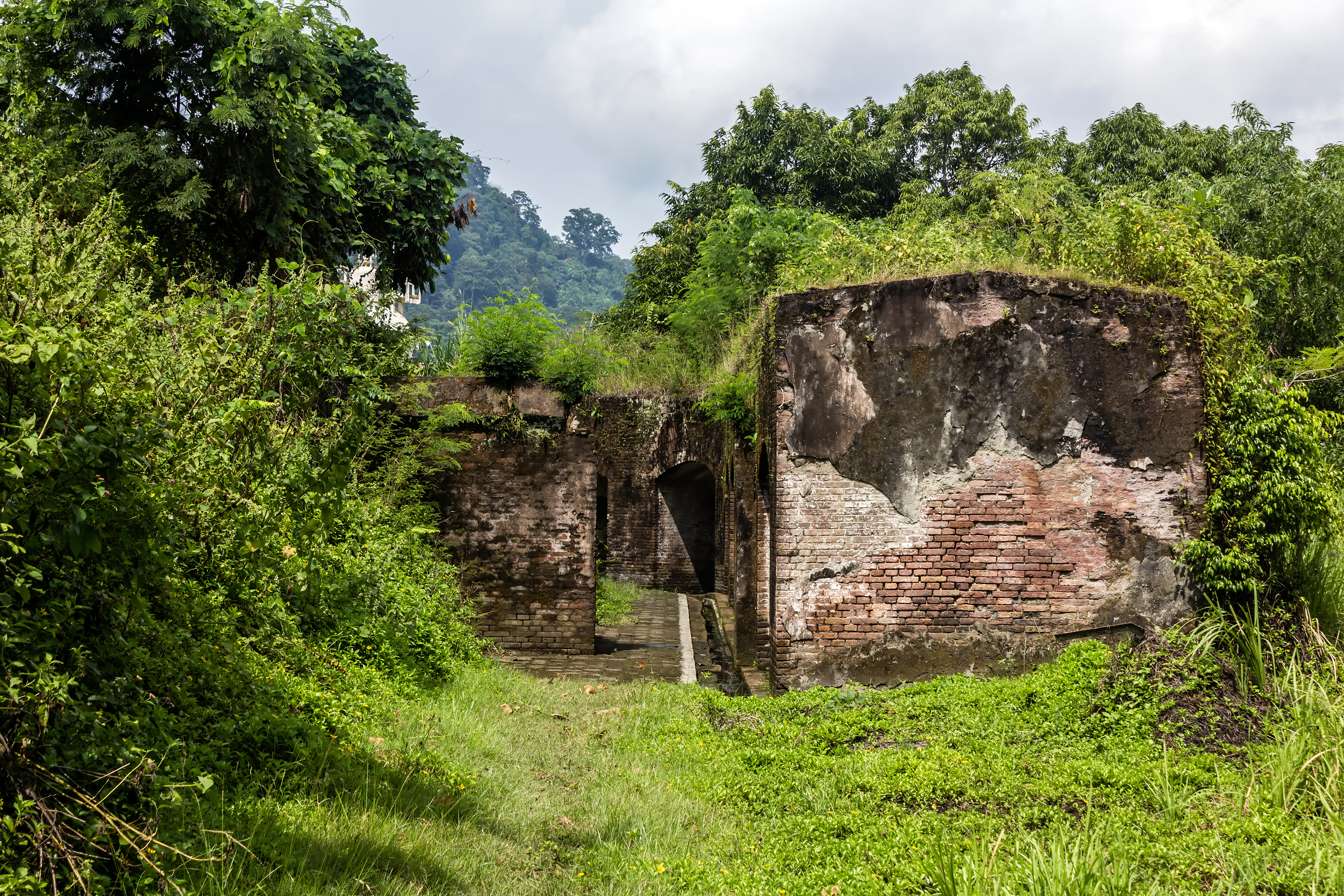 Entrance to fortifications, Benteng Pendem, Cilacap 2015-03-21