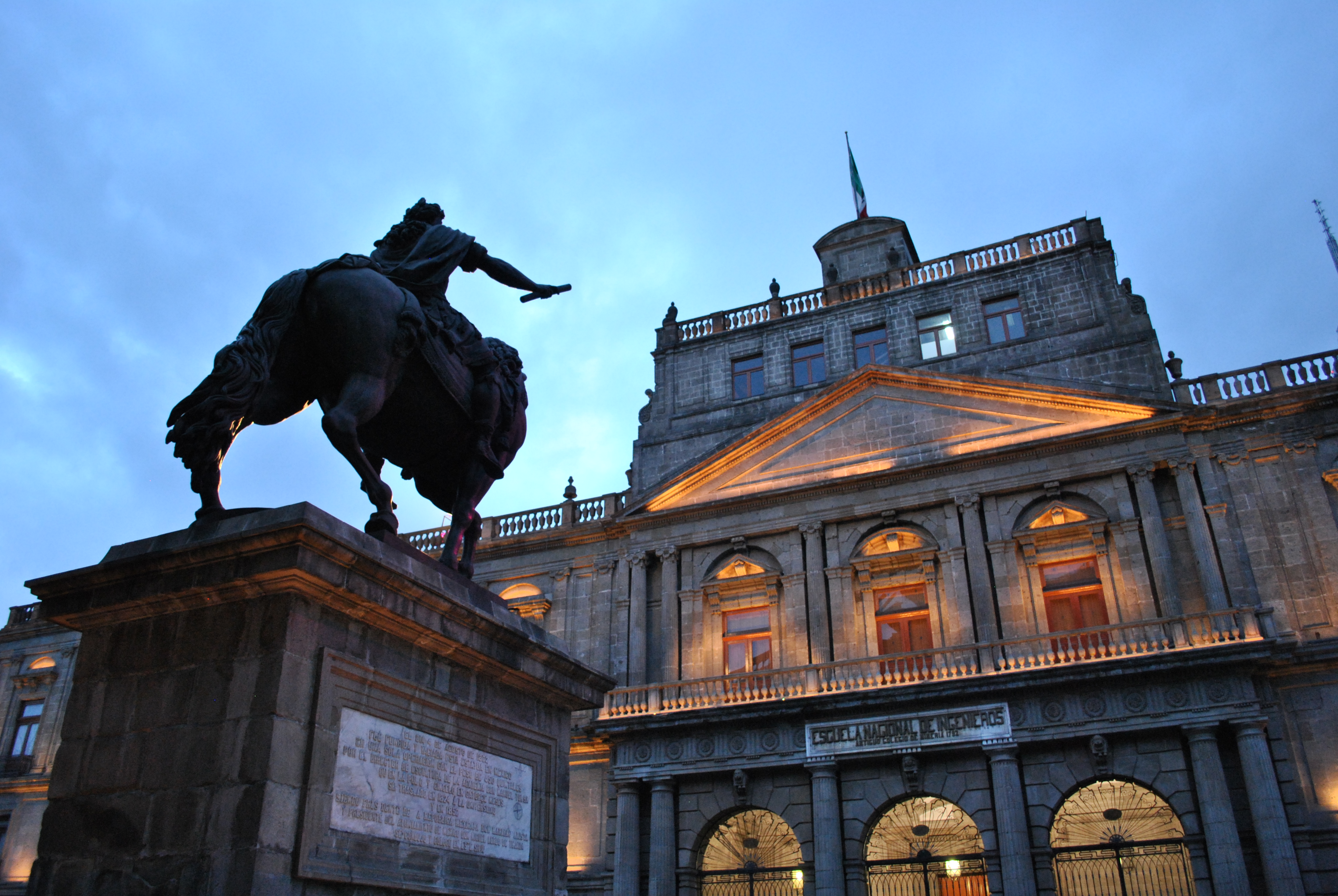 Escultura Carlos IV + Palacio de Minería