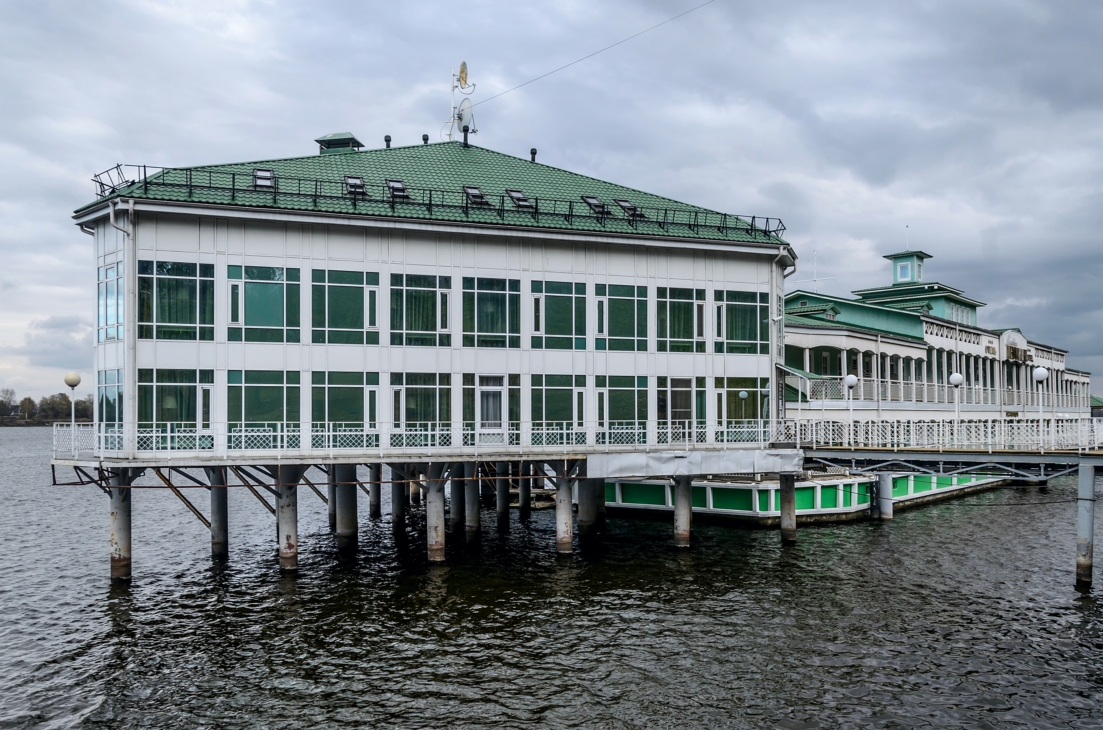 Floating Hotel at Volzhskaya Embankment in Yaroslavl 01