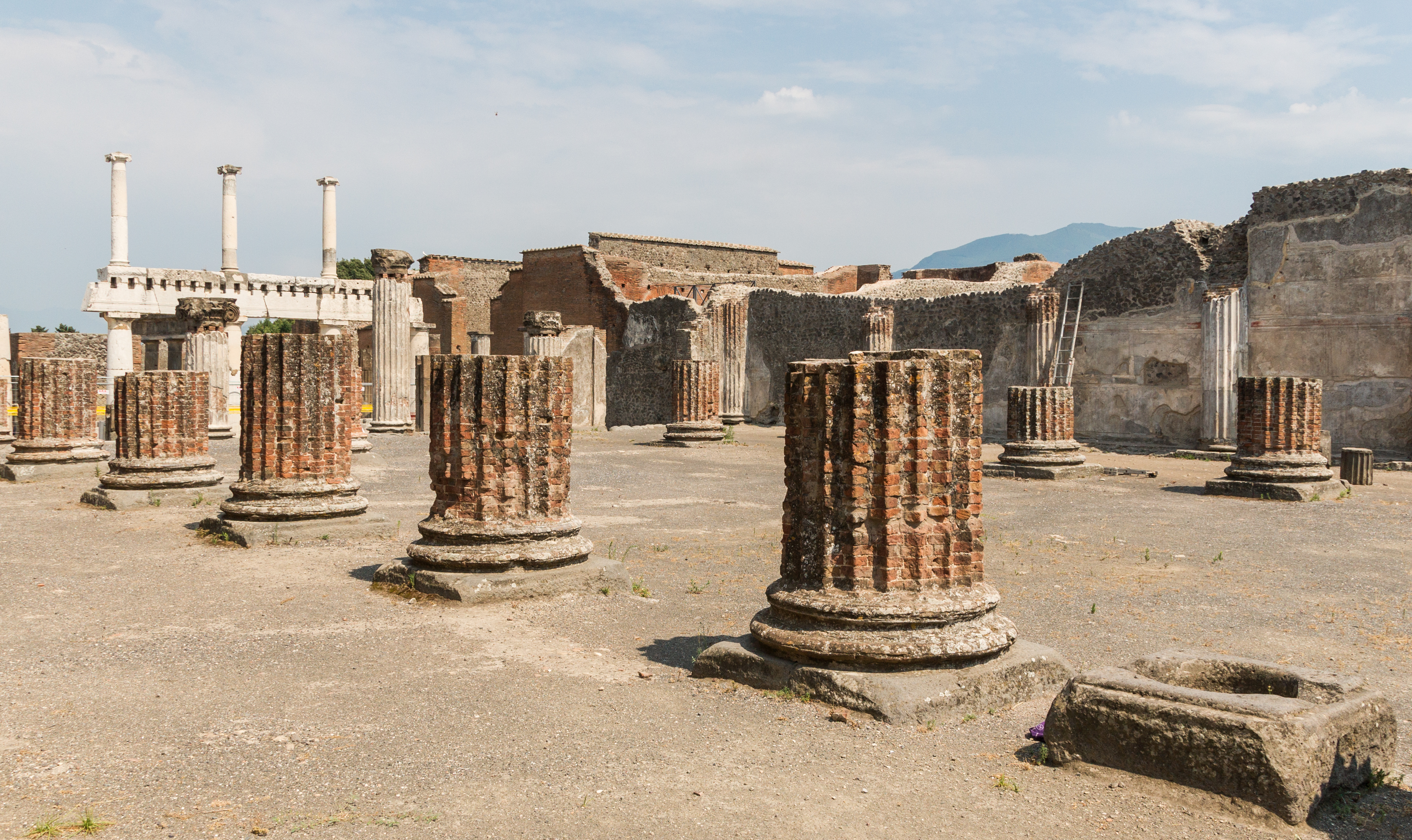 Forum Pompei red columns