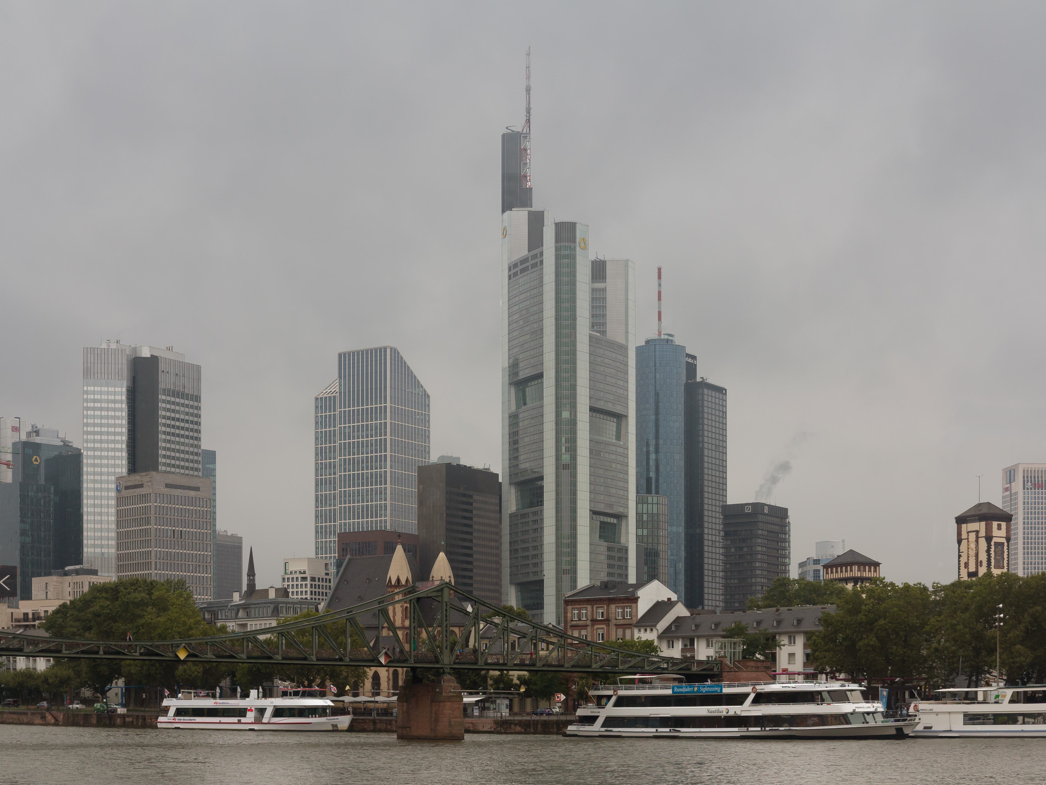 Frankfurt am Main, skyline met der Eiserne Steg op de voorgrond foto3 2016-08-12 09.50