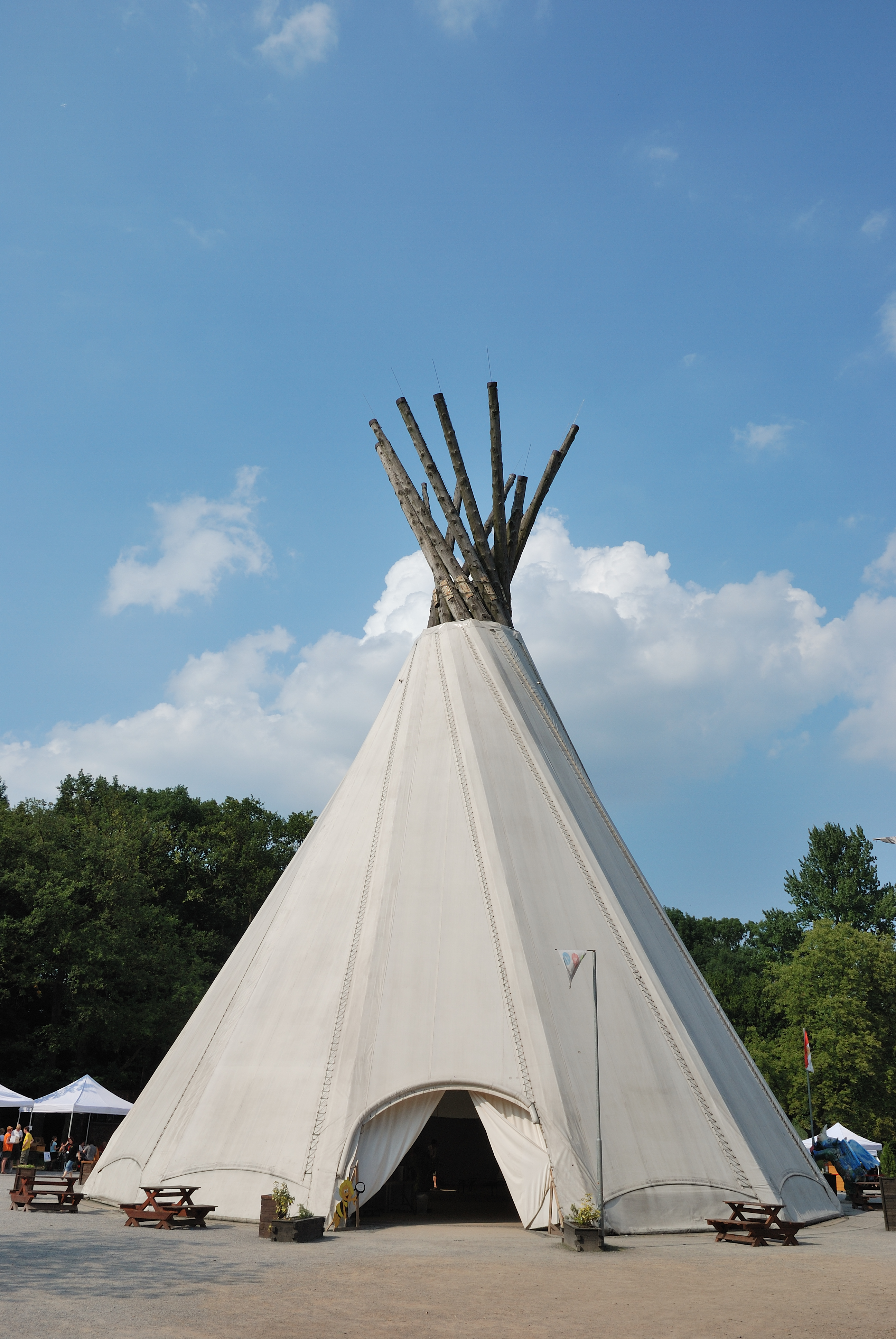 Fredi-090702-8797-Big-Tipi-gesamt