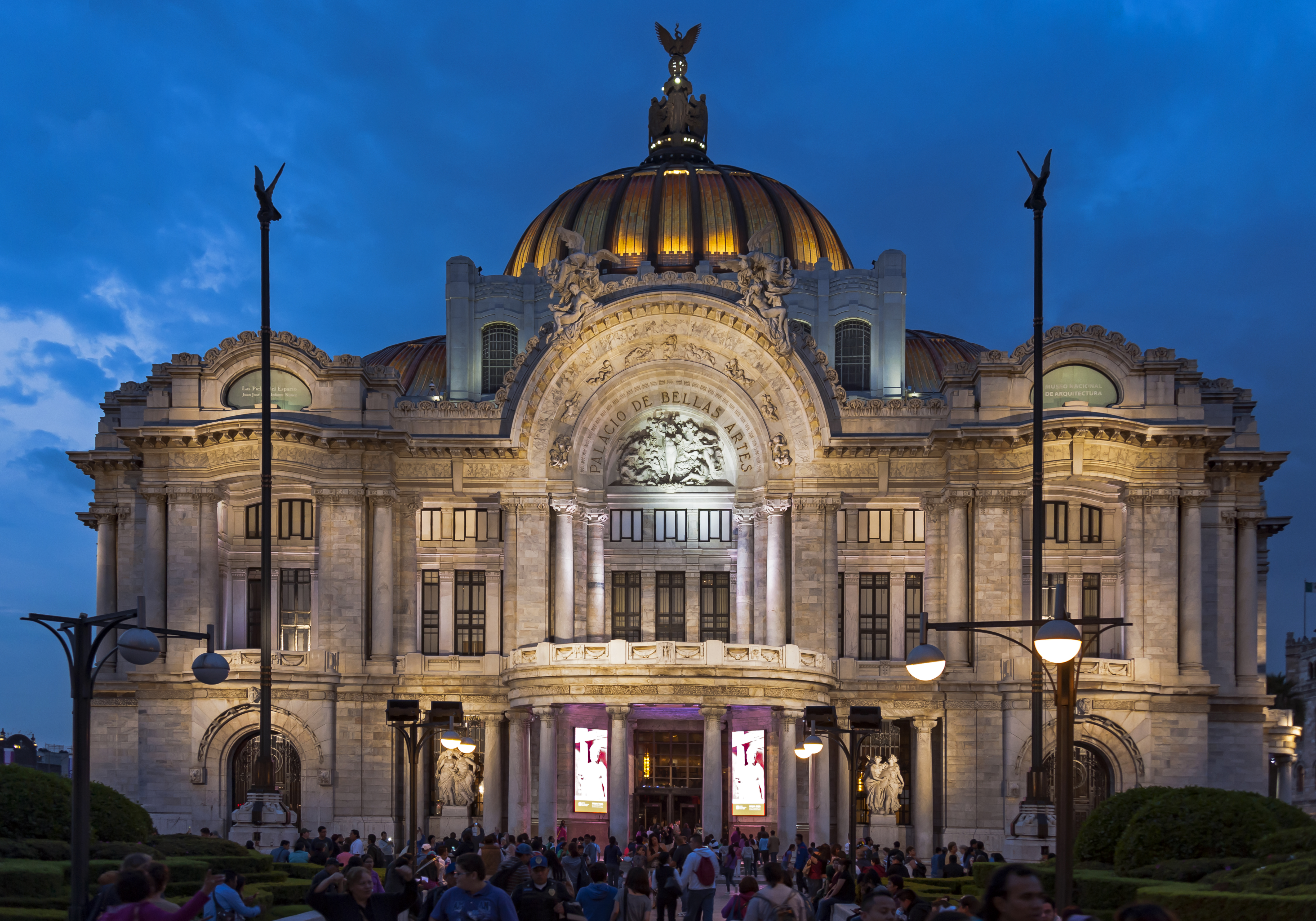 Front view of Palacio de Bellas Artes at night