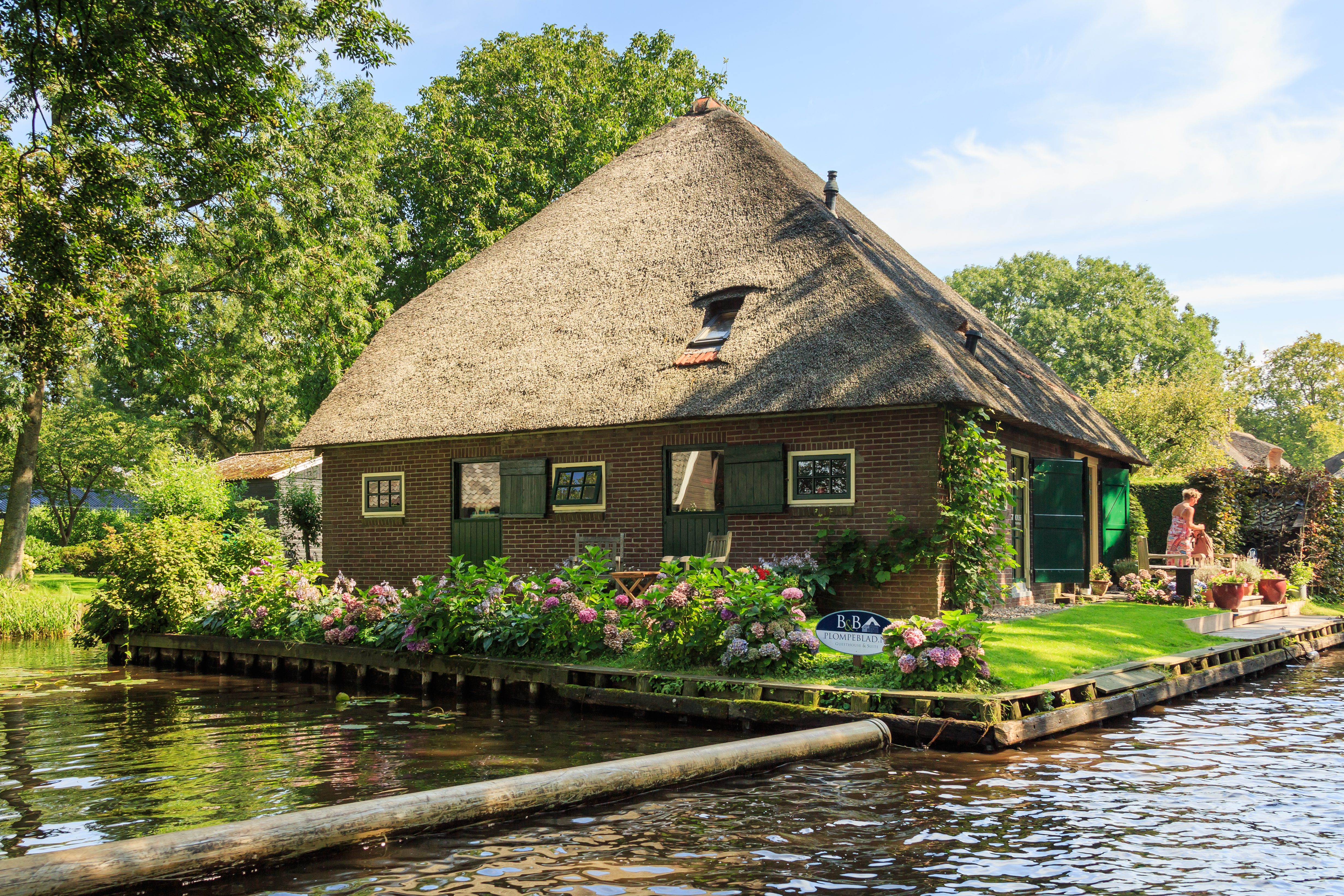 Giethoorn Netherlands Channels-and-houses-of-Giethoorn-11
