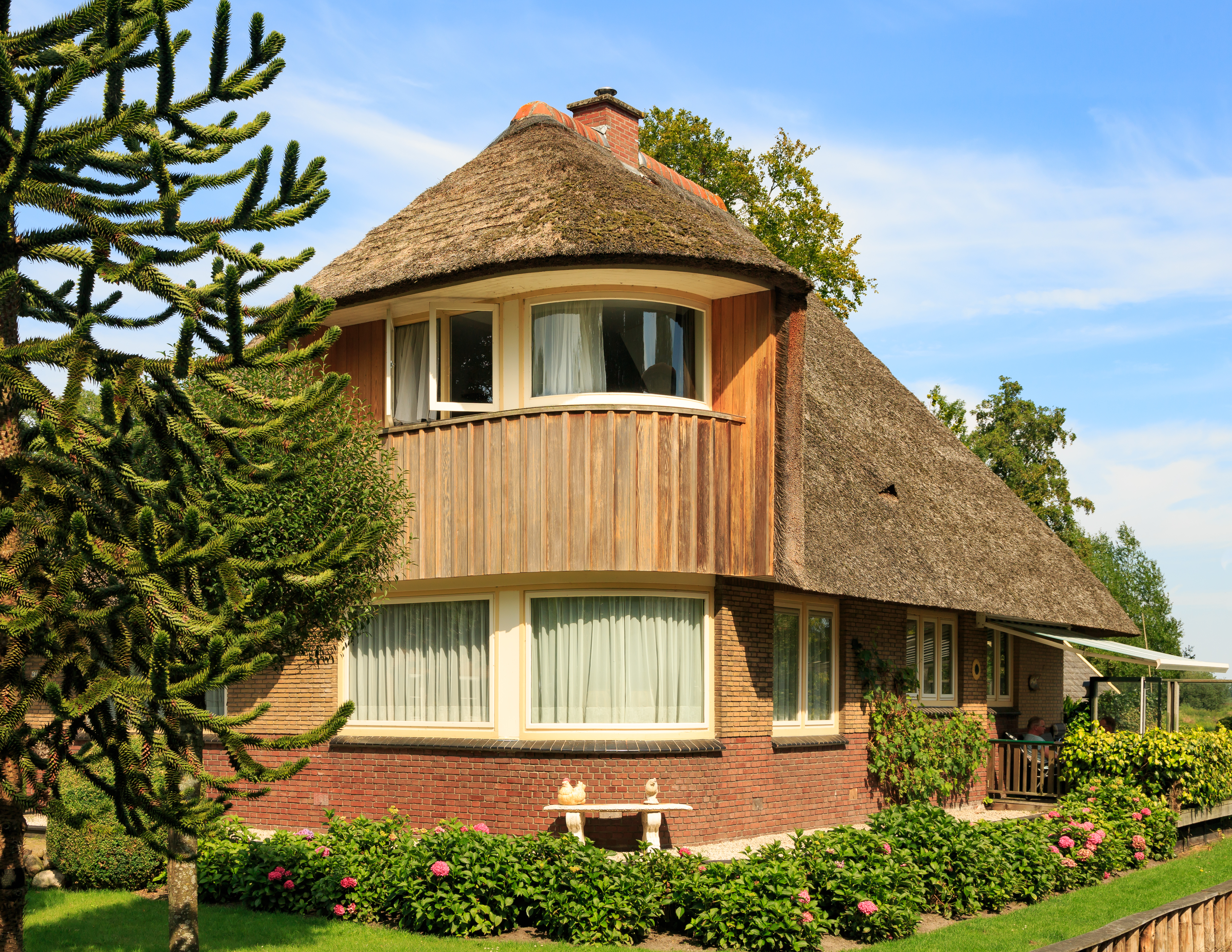 Giethoorn Netherlands Channels-and-houses-of-Giethoorn-18