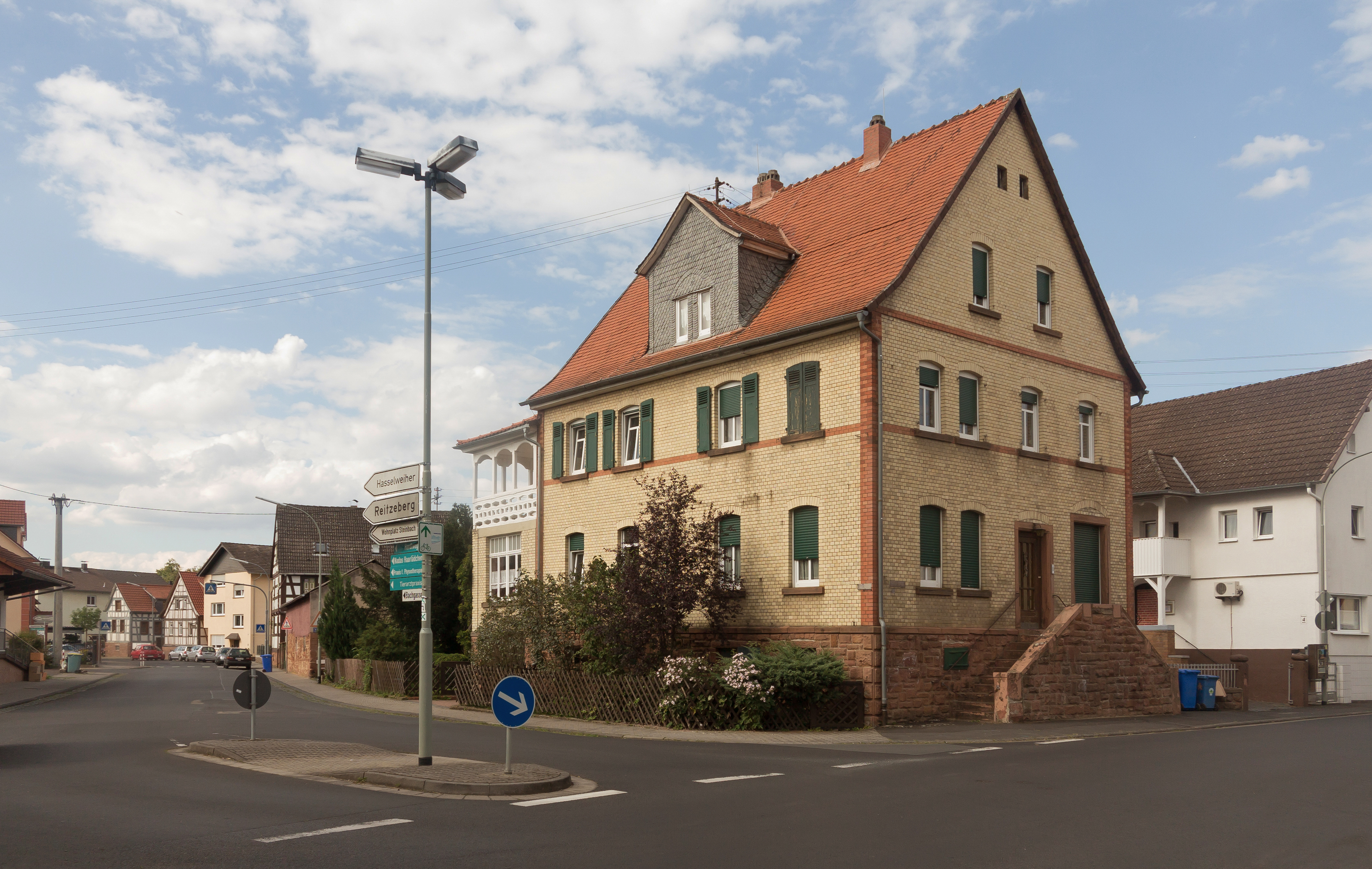 Gründau, straatzicht Bachgasse-Hain Gründauer Strasse foto2 2016-08-09 16.33