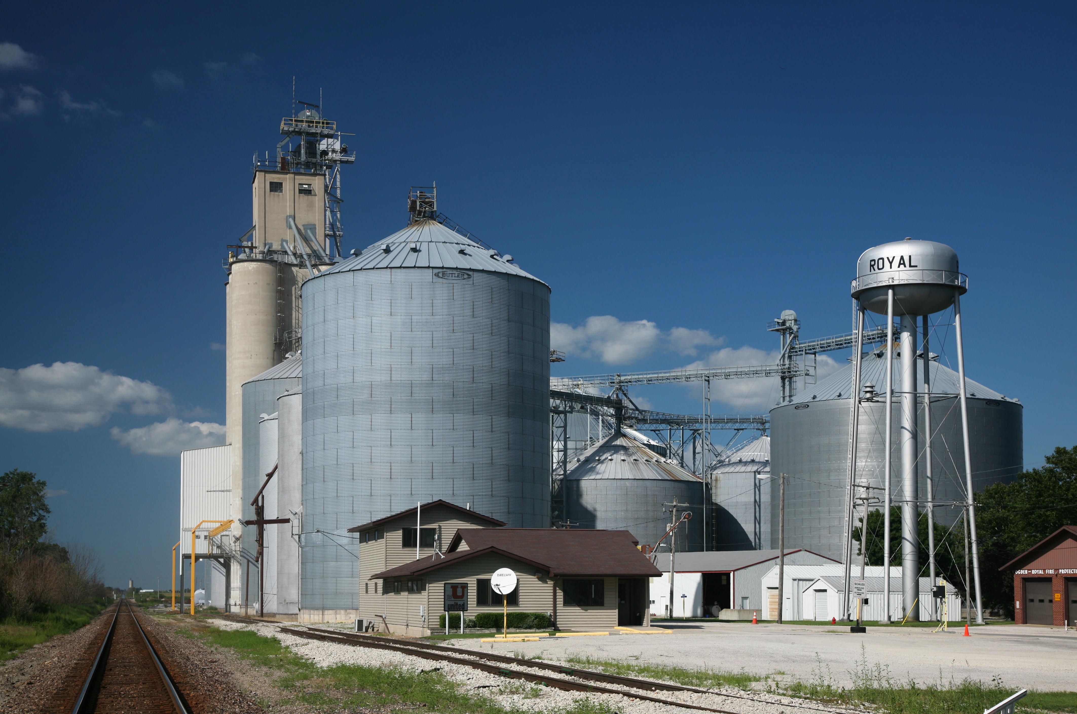 Grain elevators in Royal, IL