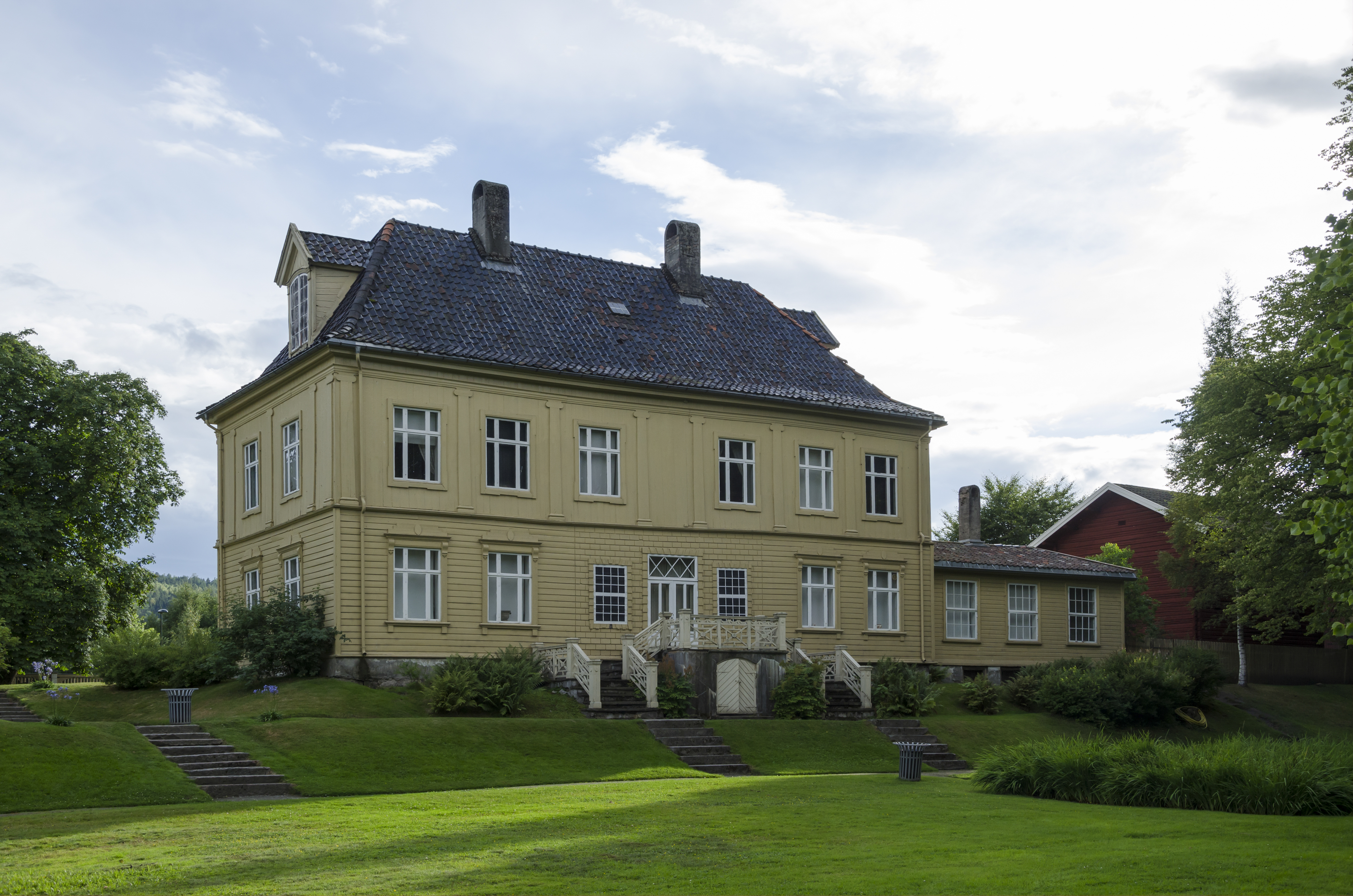 Gulskogen gård bakside skrå juli 2017 (2)