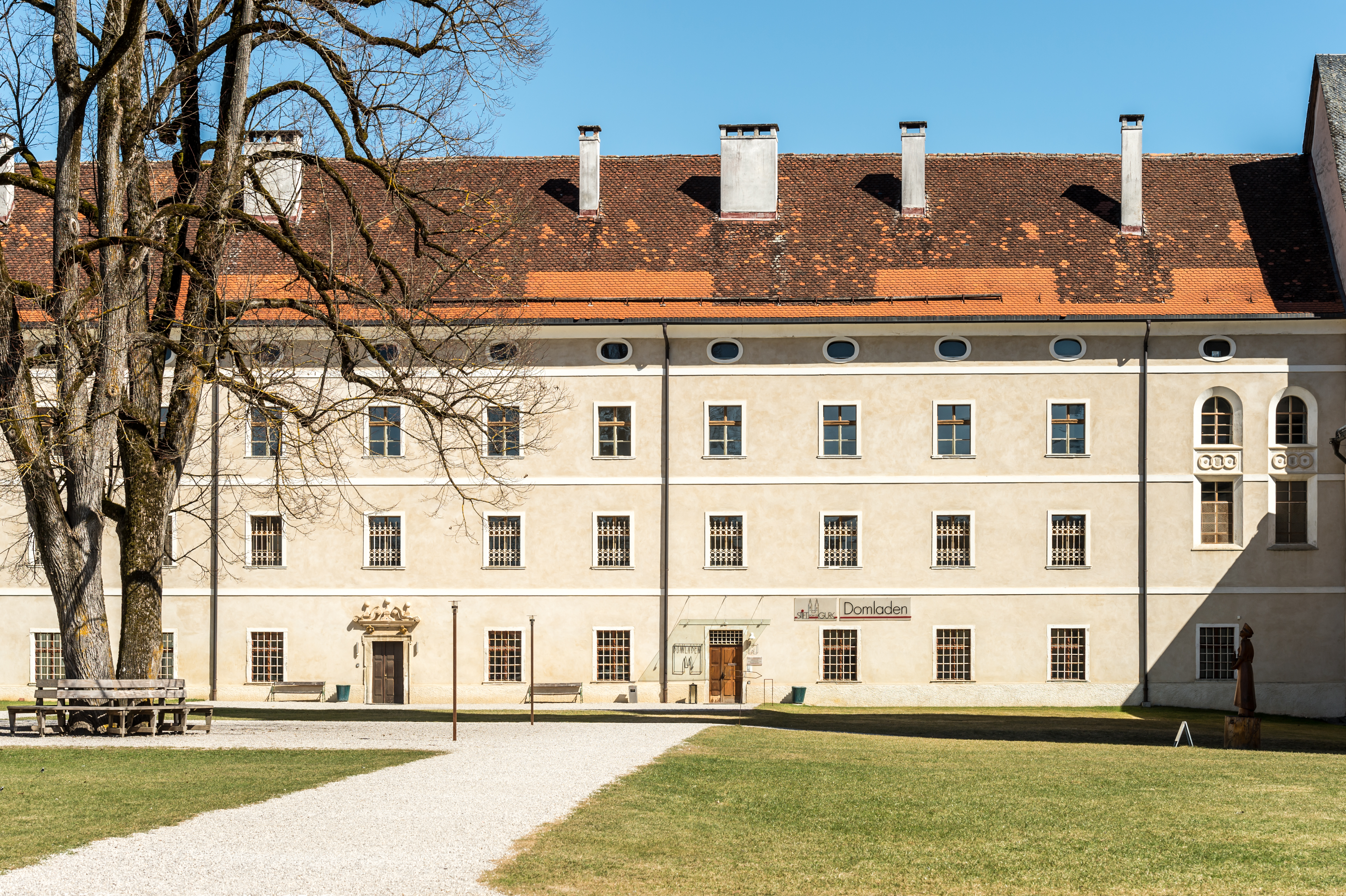 Gurk Domplatz 1 Kapiteltrakt West-Ansicht 27032017 4939