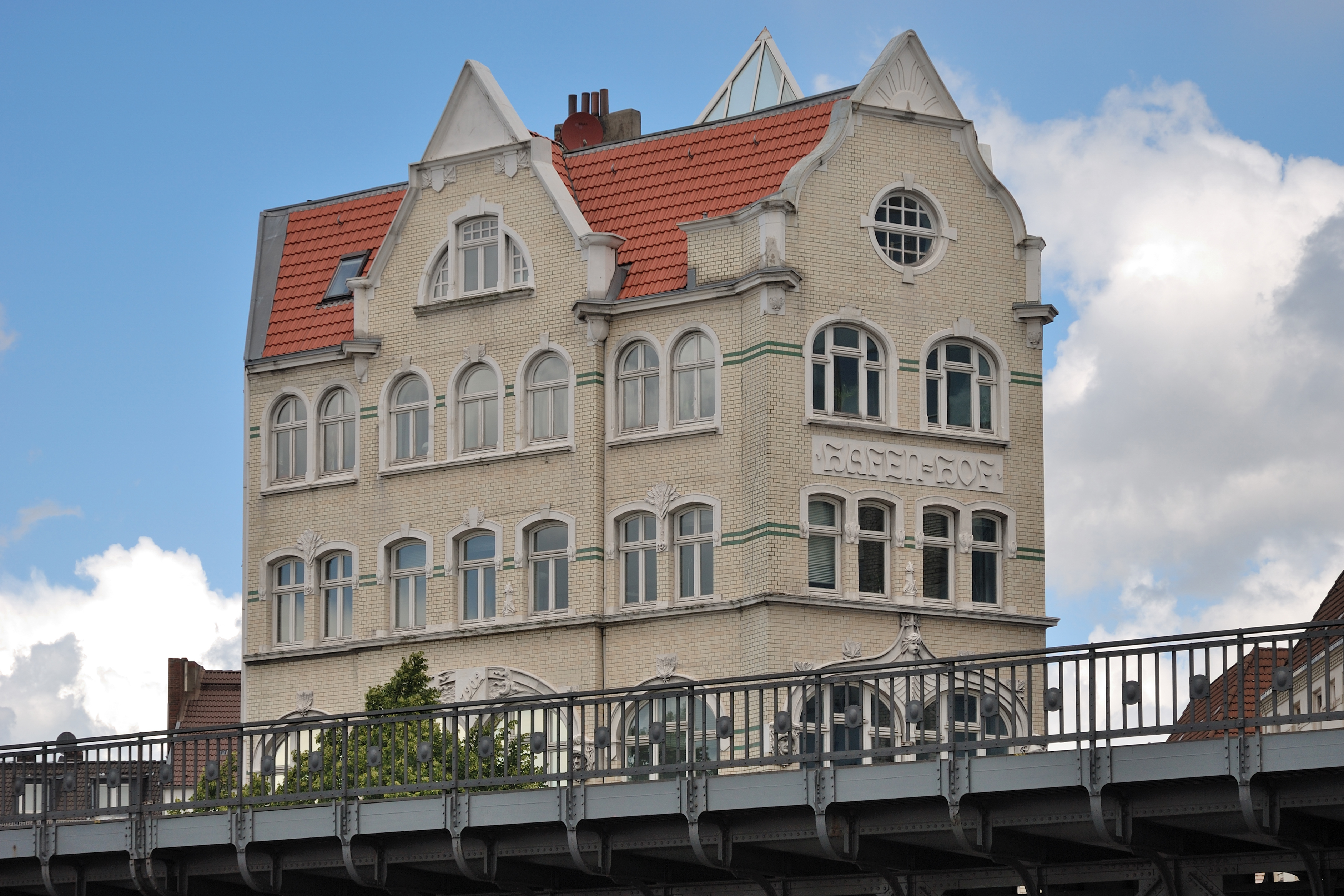 Hamburg-090612-0136-DSC 8233-Hochbahn-Hafen-Hof