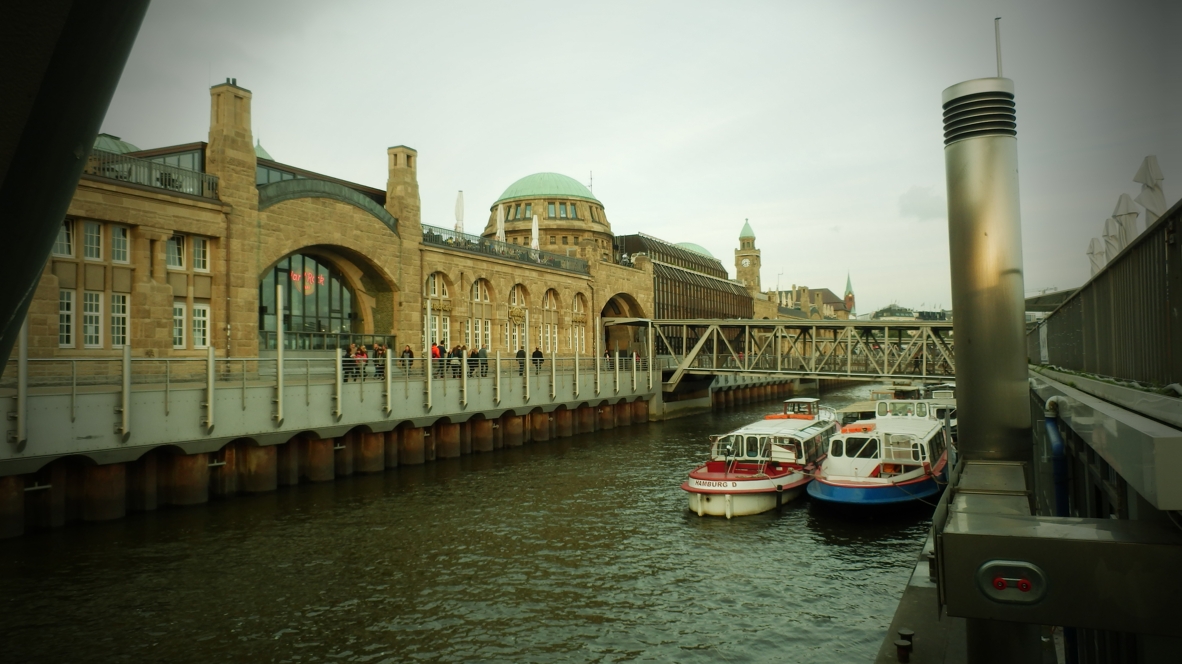 Hamburg - Landungsbrücken (15350021797)