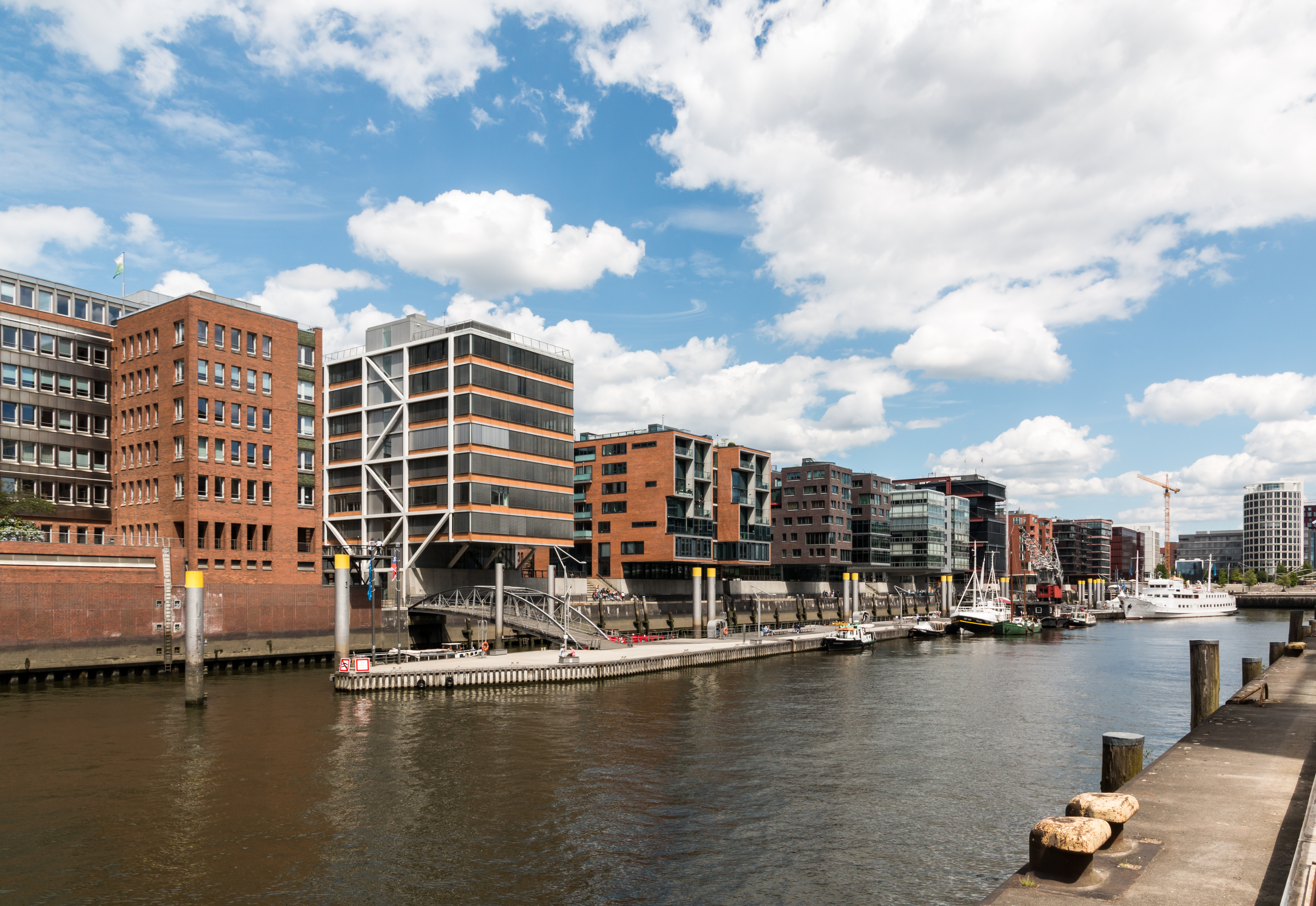 Hamburg, HafenCity, Bebauung am Sandtorkai -- 2016 -- 3036