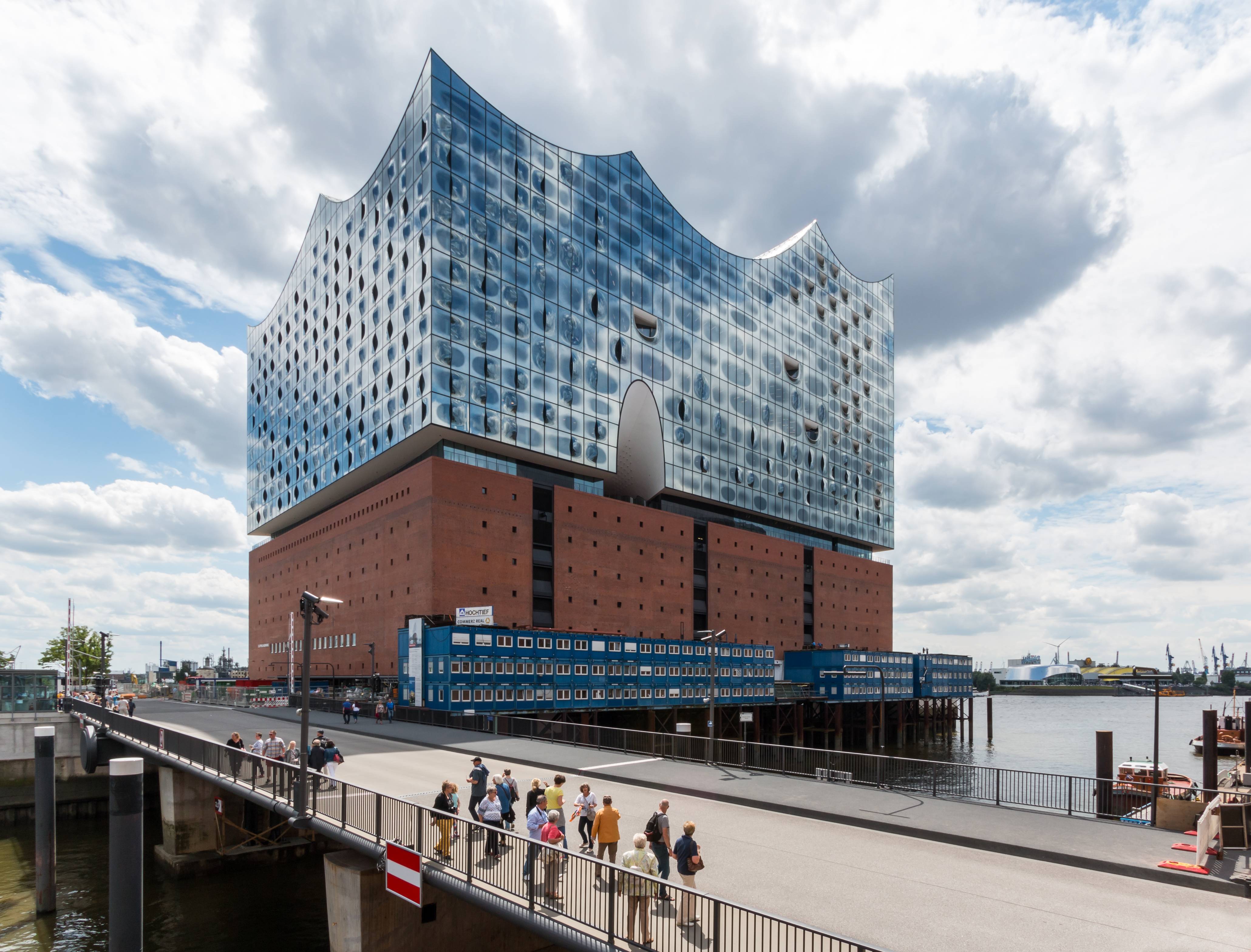 Hamburg, HafenCity, Elbphilharmonie (und Mahatma-Gandhi-Brücke) -- 2016 -- 3054