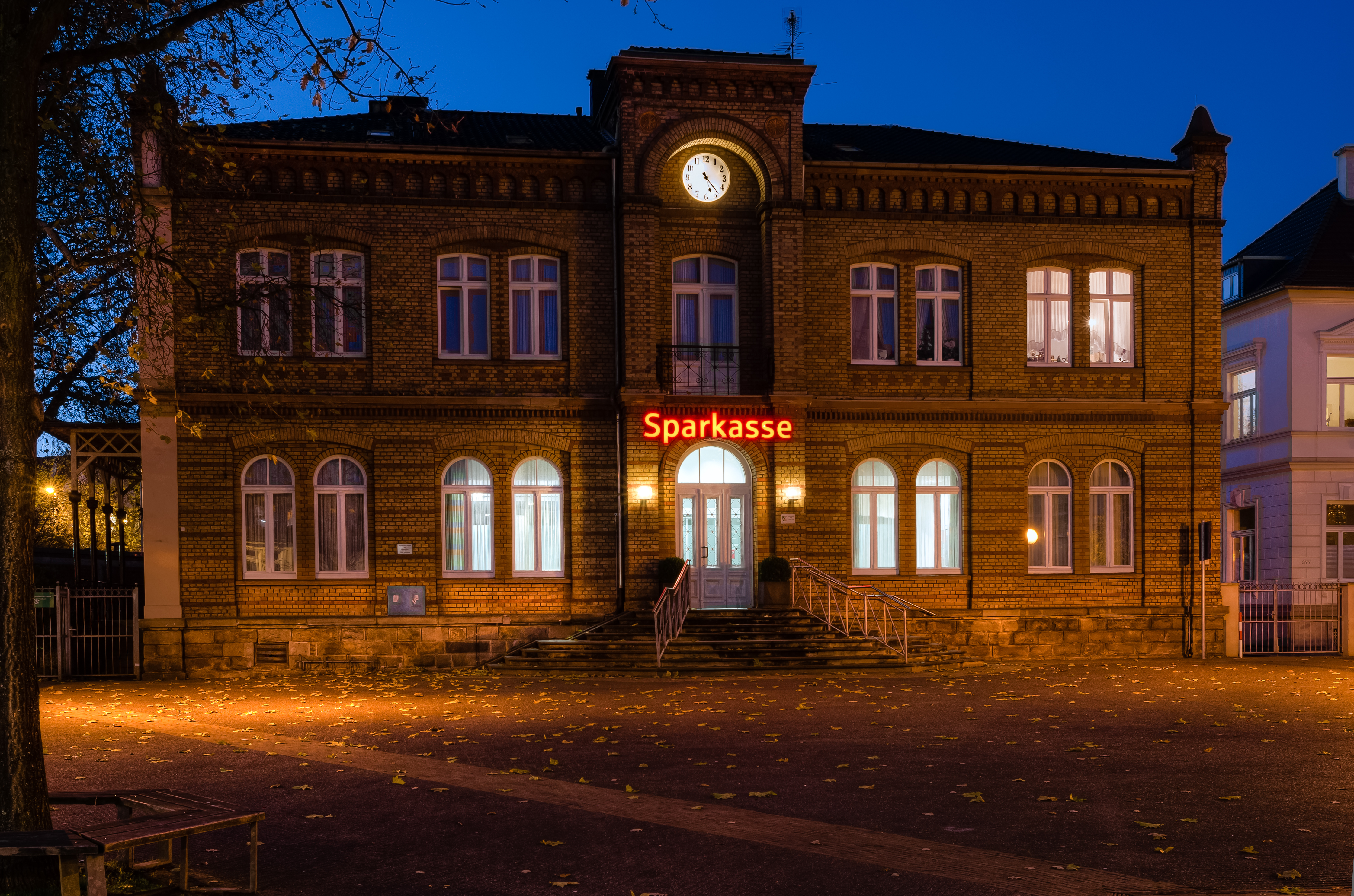 Heissen-Markt-Und-Alte-Buergermeisterei-Abend